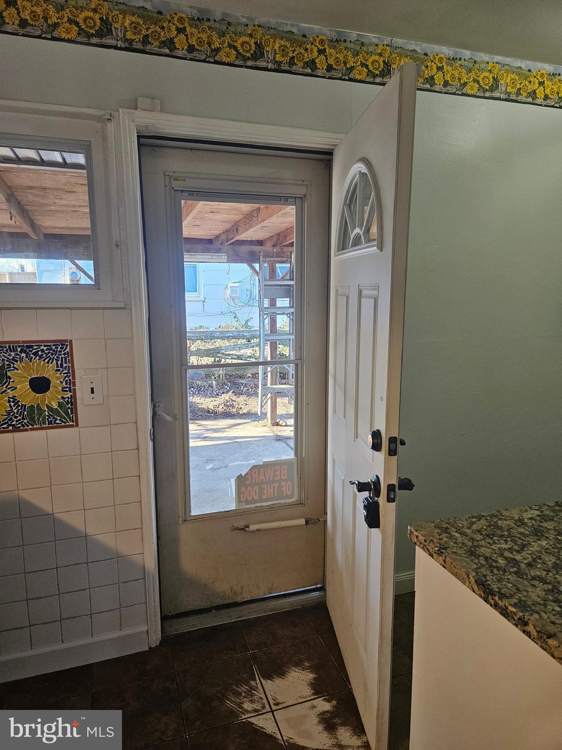 SOUTH LAWN - Residential