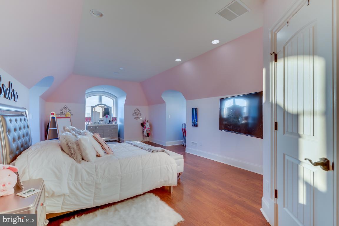 CREIGHTON FARMS - Residential