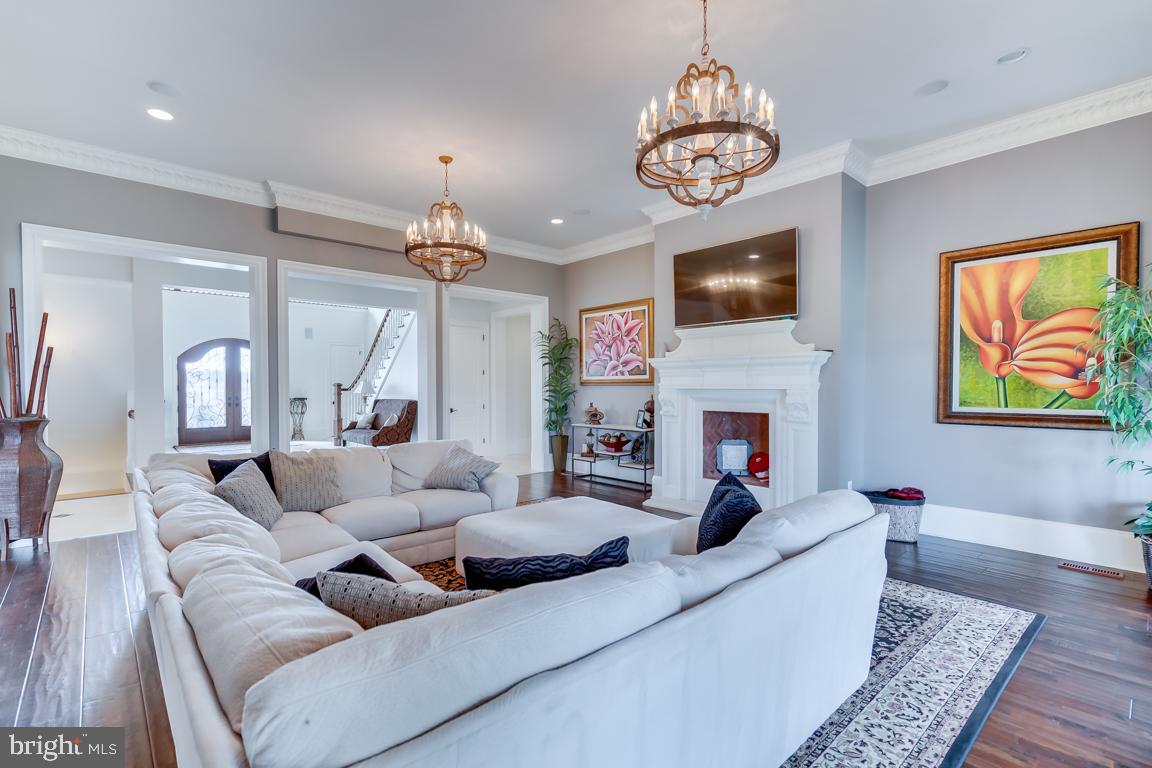 CREIGHTON FARMS - Residential