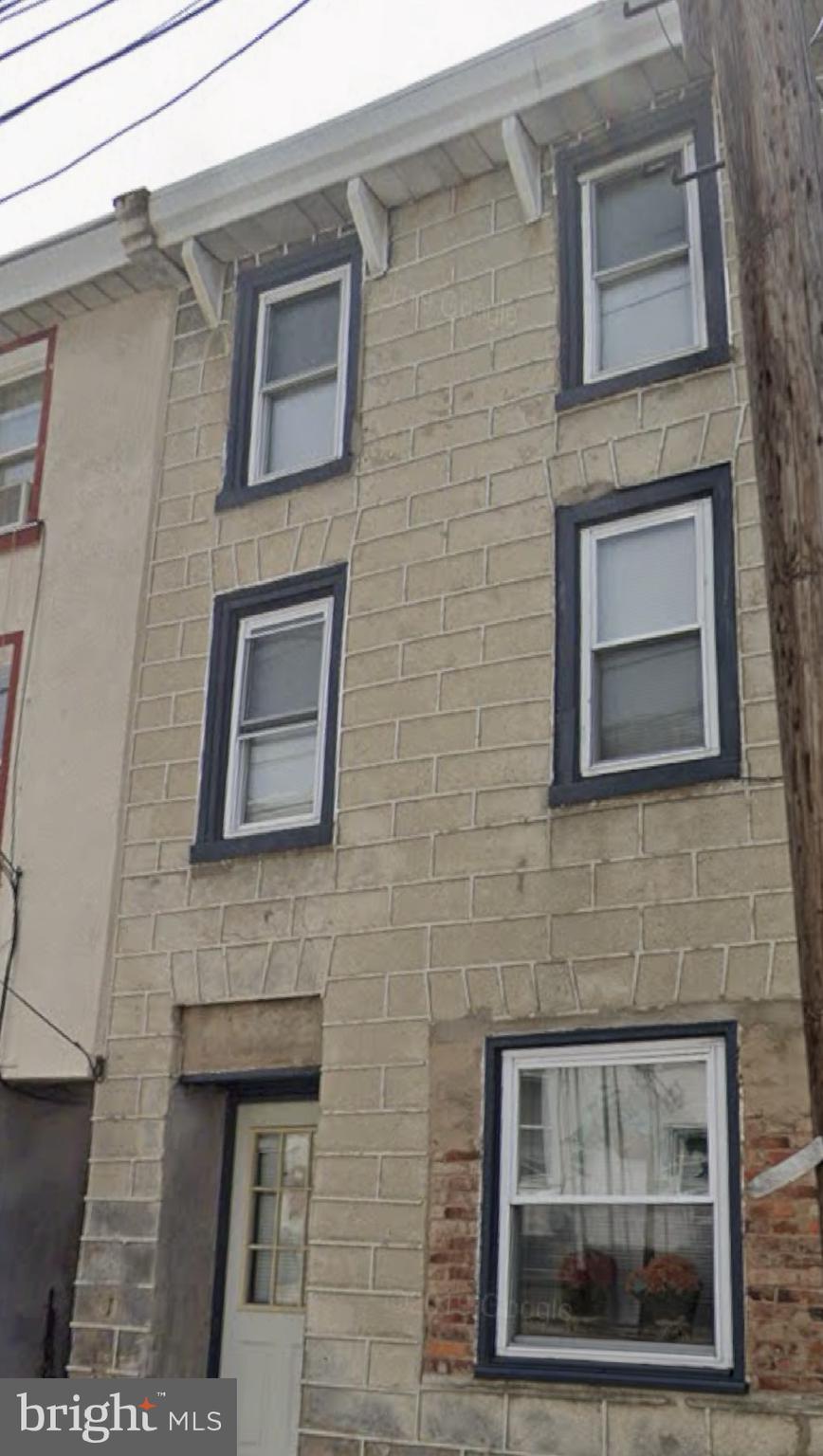 Renovation Required! Investors!