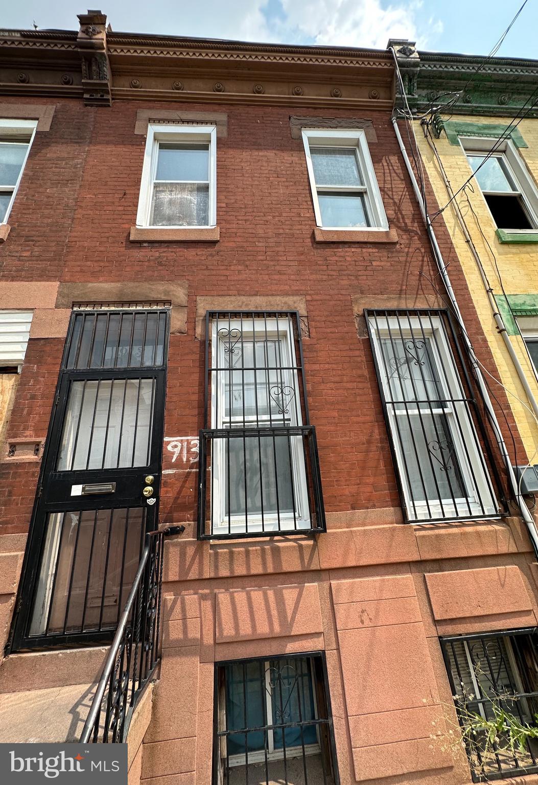 Attention Investors! Don't miss out on this amazing opportunity! It has beautiful tile flooring, freshly painted walls, and a modern bathroom that has been recently renovated. Take advantage of this great investment. It is currently occupied by tenant on month 2 month.