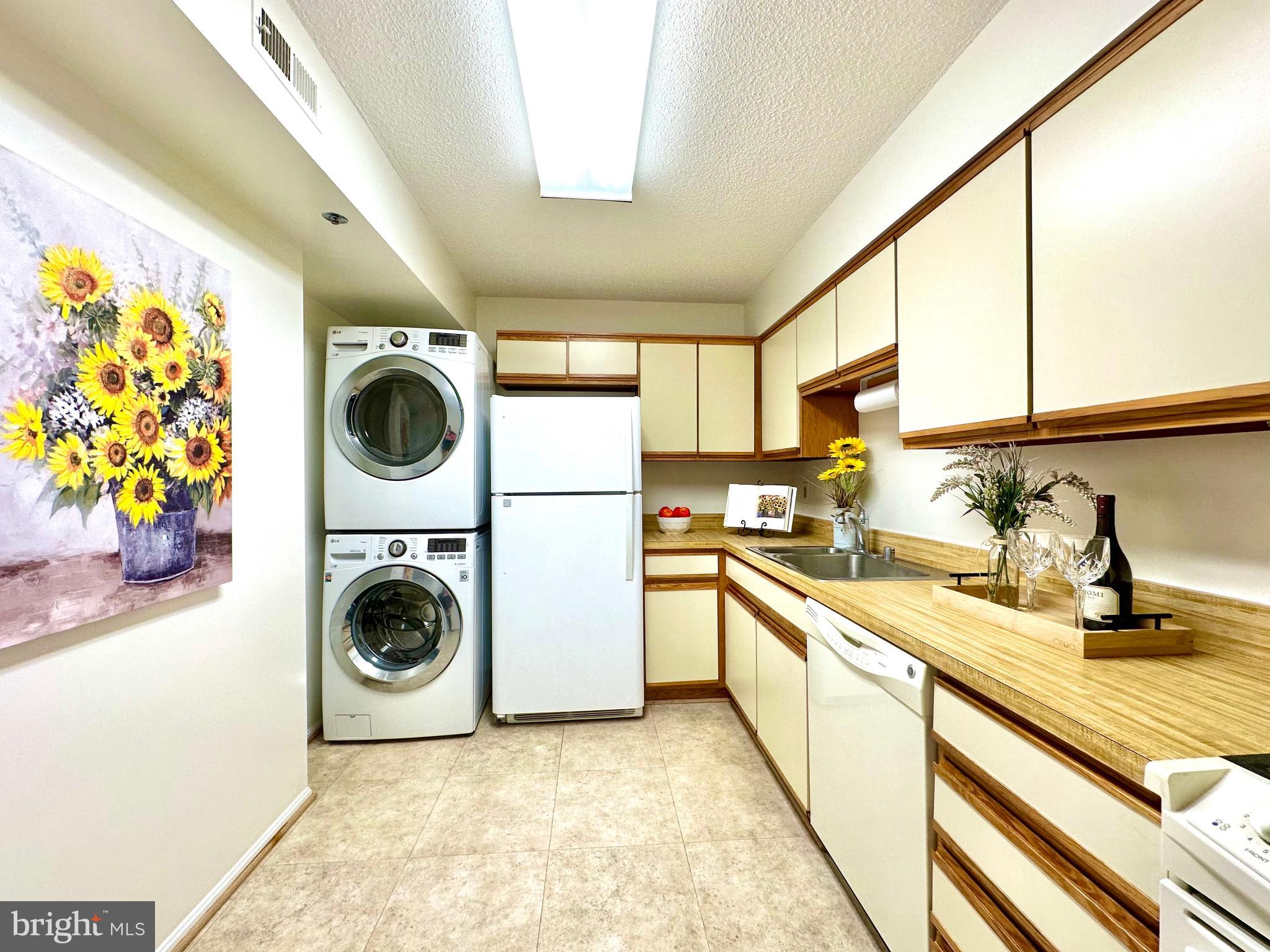 LEISURE WORLD - Residential Lease