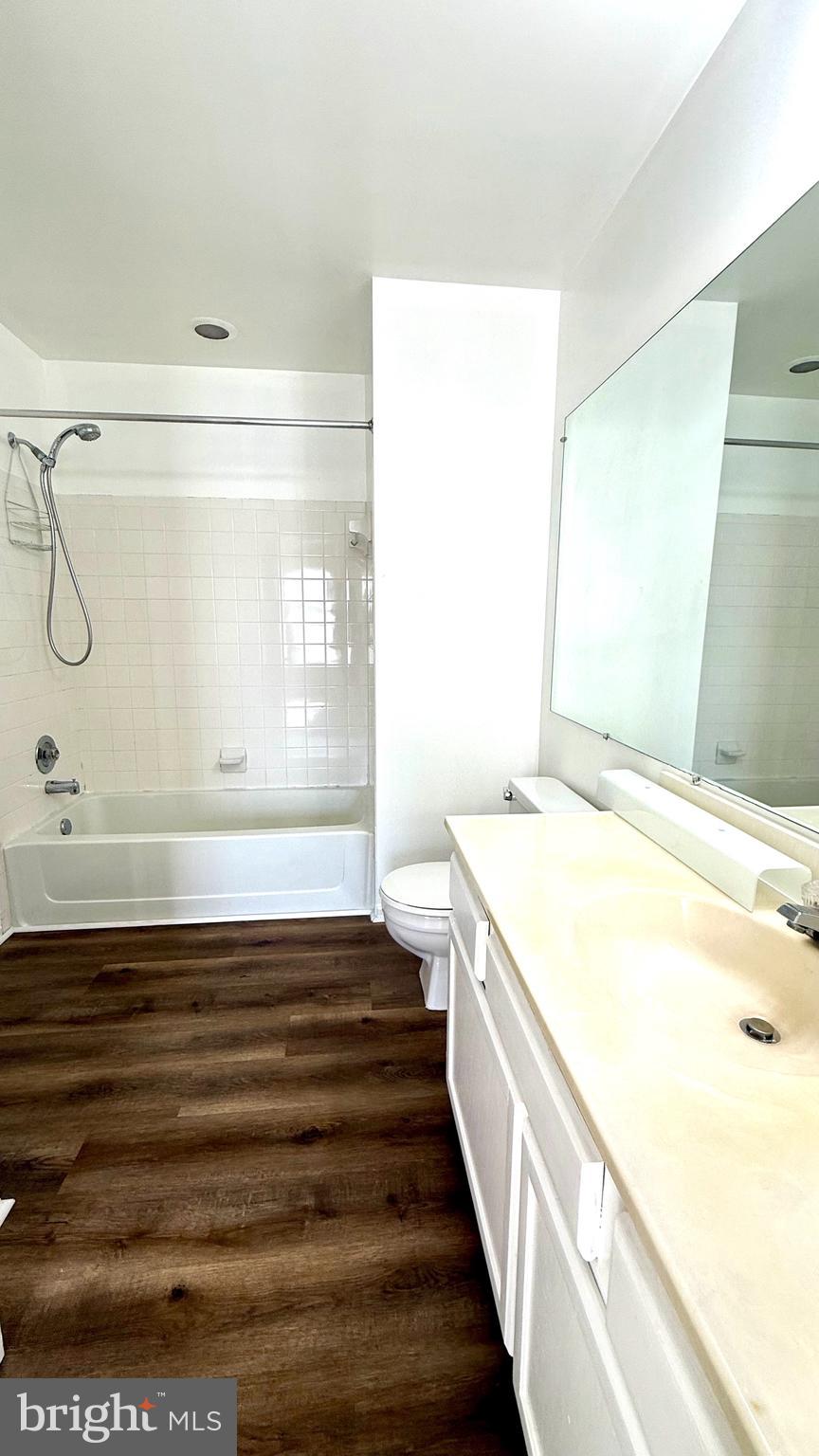 GLENSHIRE TOWNE - Residential Lease