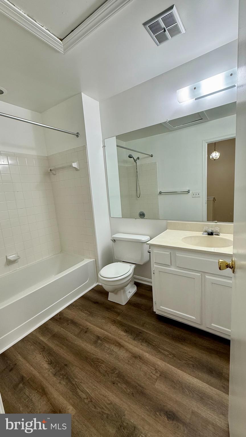 GLENSHIRE TOWNE - Residential Lease