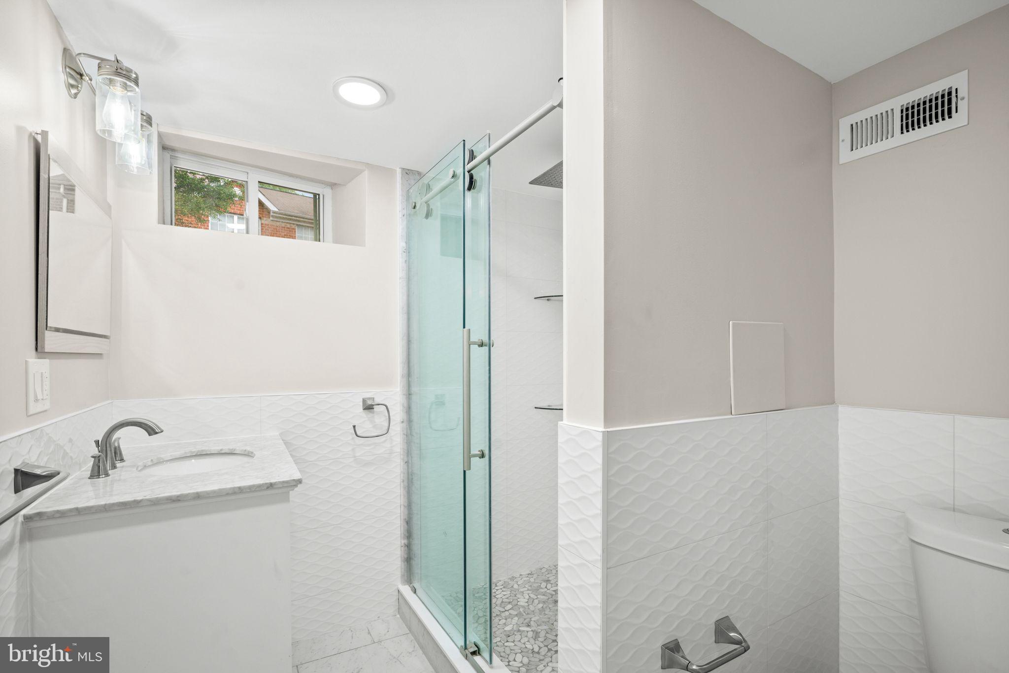 QUEEN VILLAGE - Residential