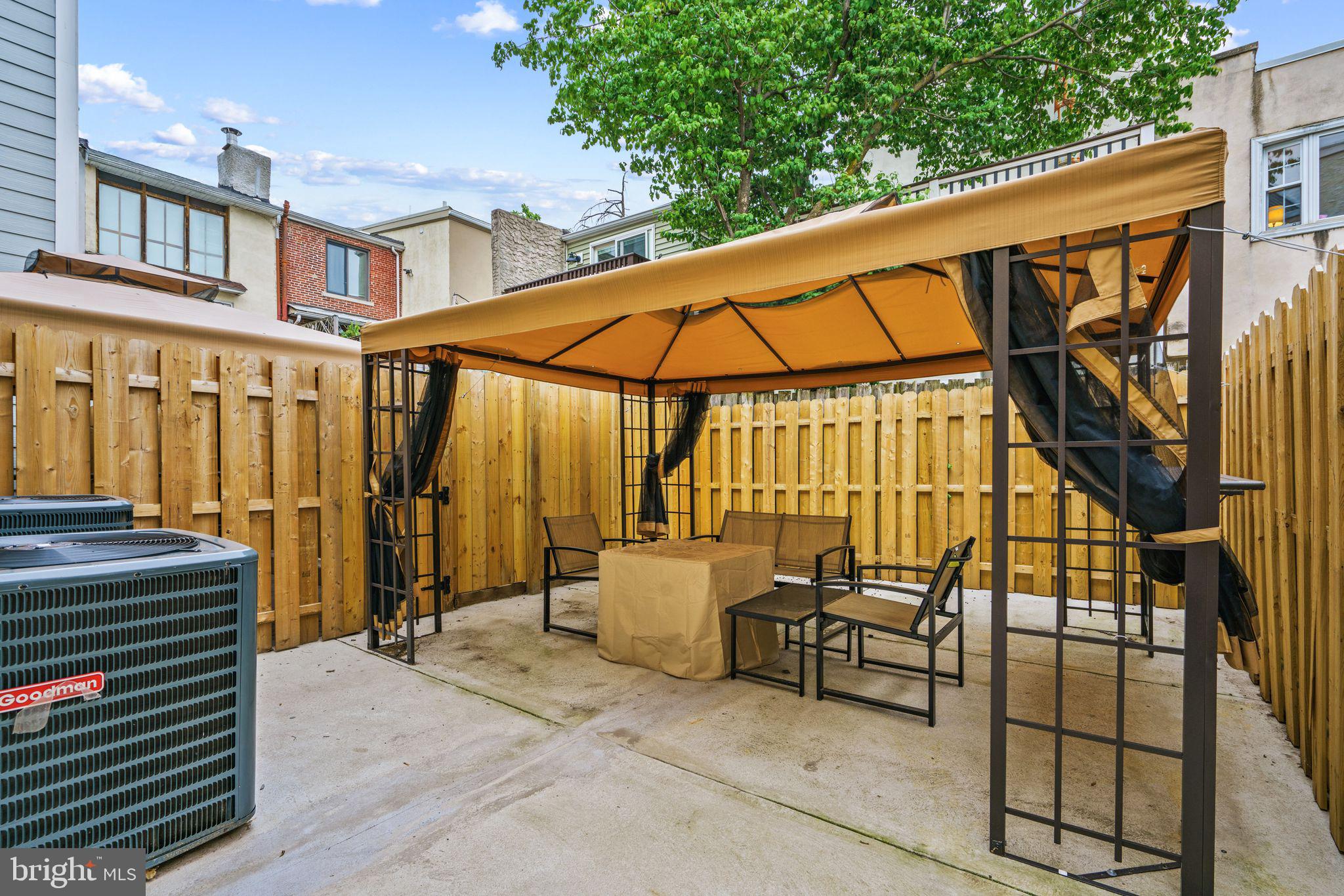 QUEEN VILLAGE - Residential