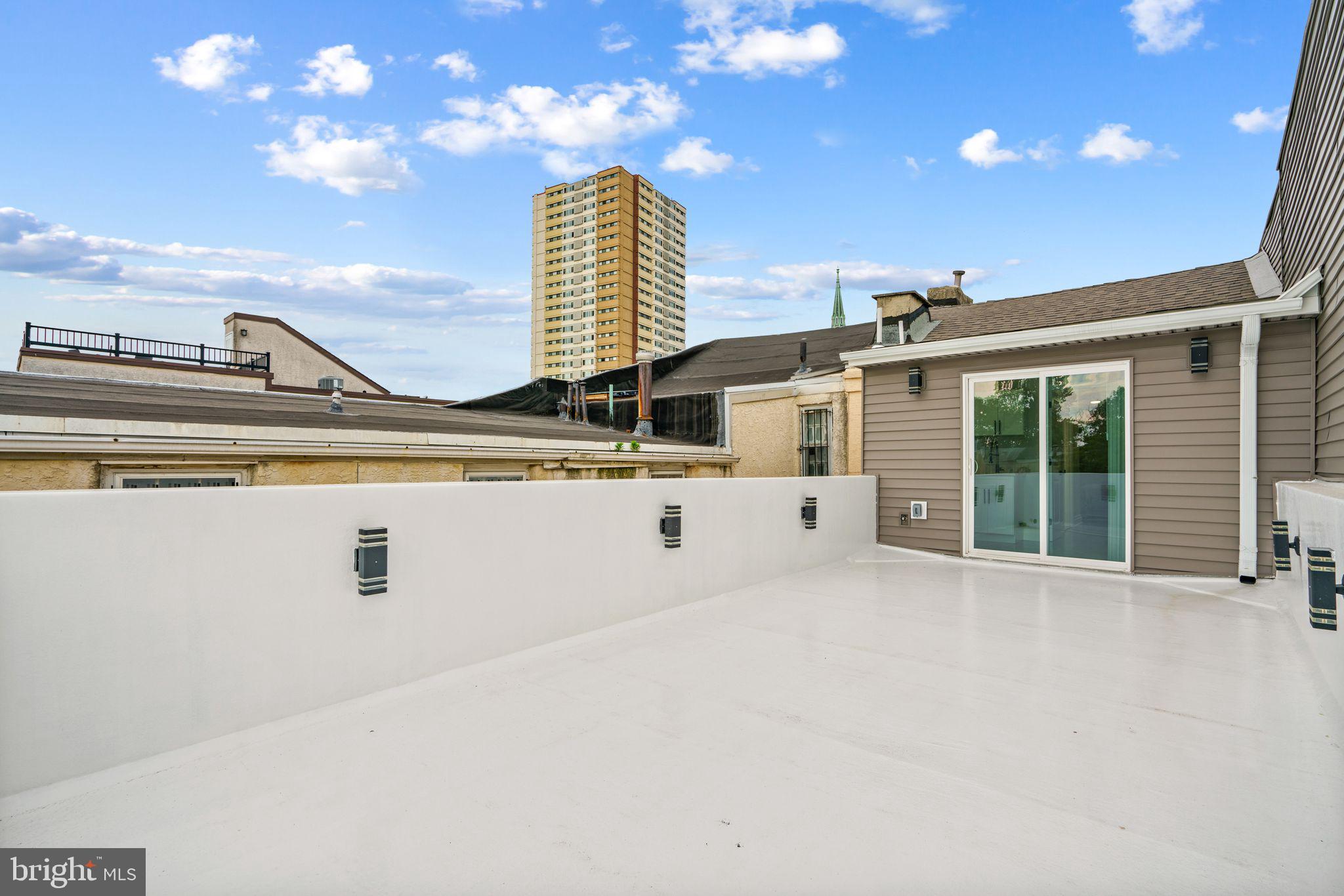 QUEEN VILLAGE - Residential