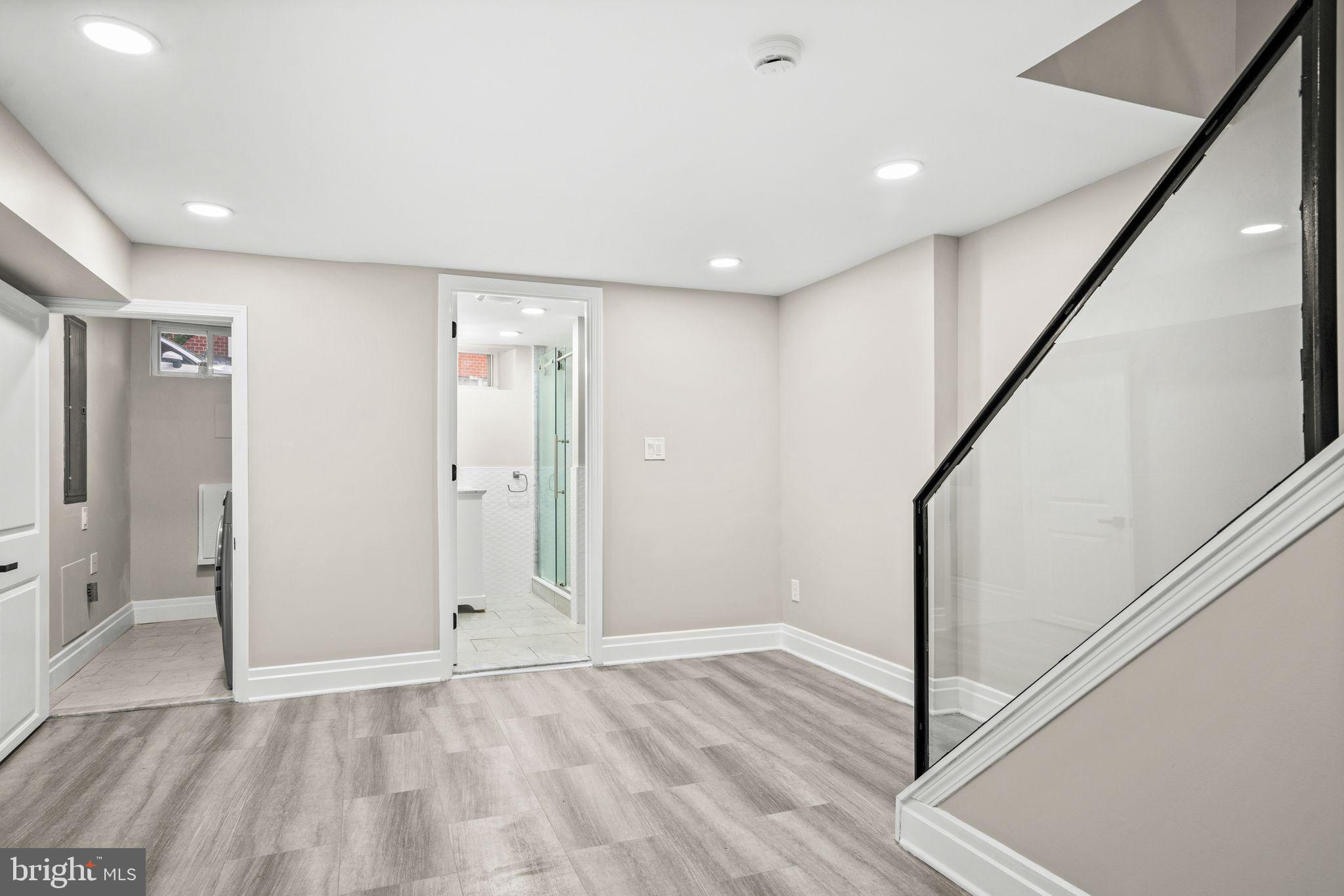 QUEEN VILLAGE - Residential