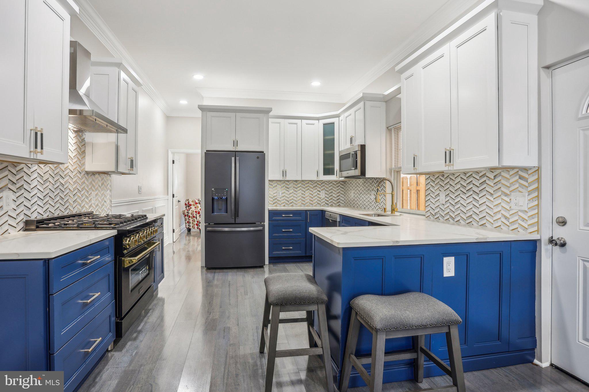 QUEEN VILLAGE - Residential