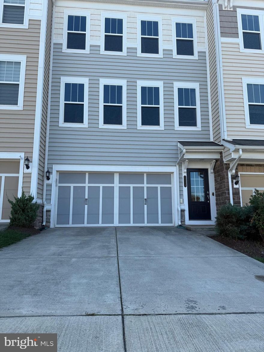 Stunning 3-Bedroom Townhome in Brambleton – Sunroom, Deck, & More!
Welcome to this spacious 3-bedroom, 3.5-bathroom townhome in the highly sought-after Brambleton community! This gorgeous three-level home features an extended floor plan with a sunroom, a private woods-facing backyard, and plenty of natural light.
Key Features: