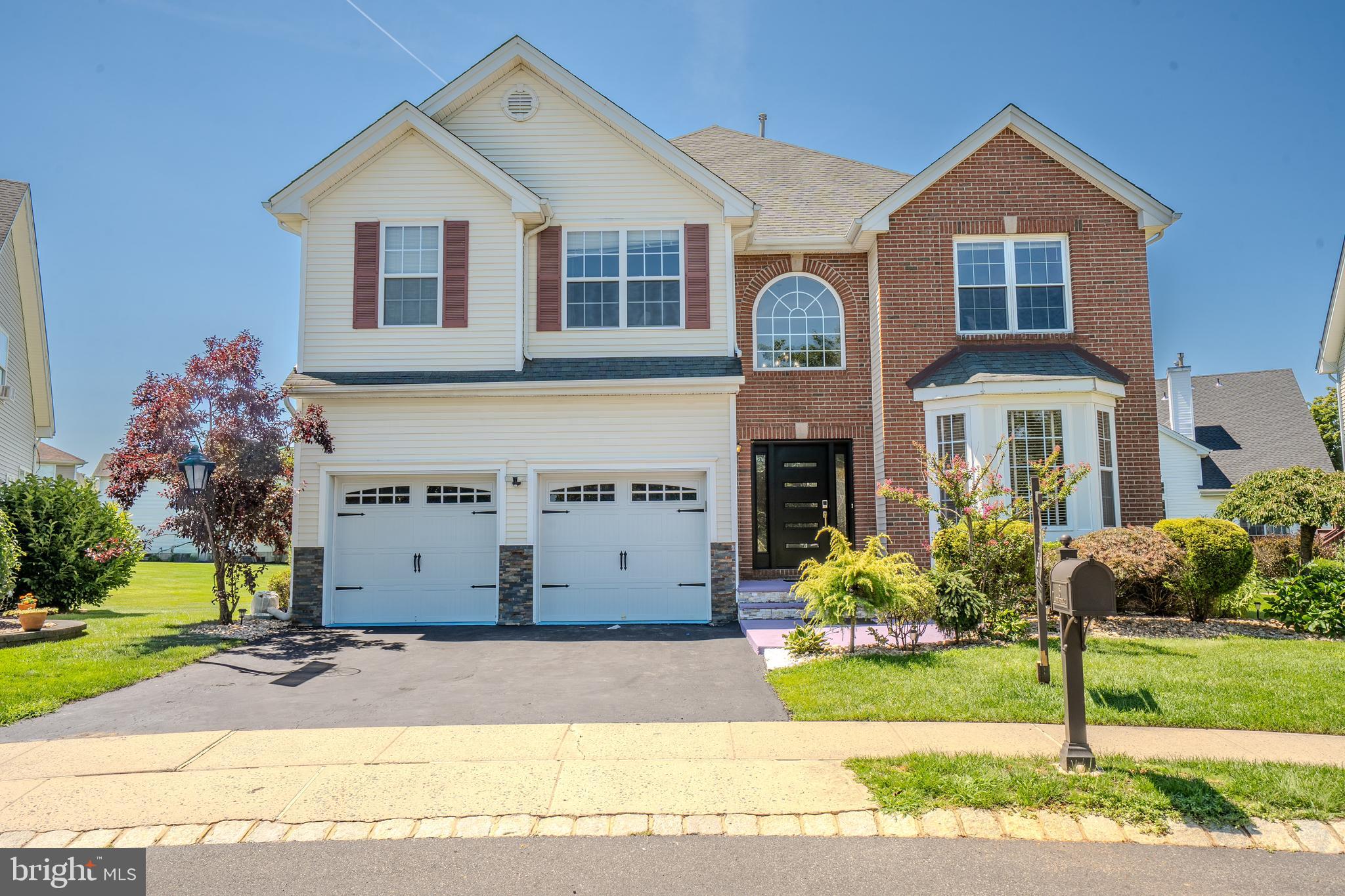 8 JUMPING BROOK COURT