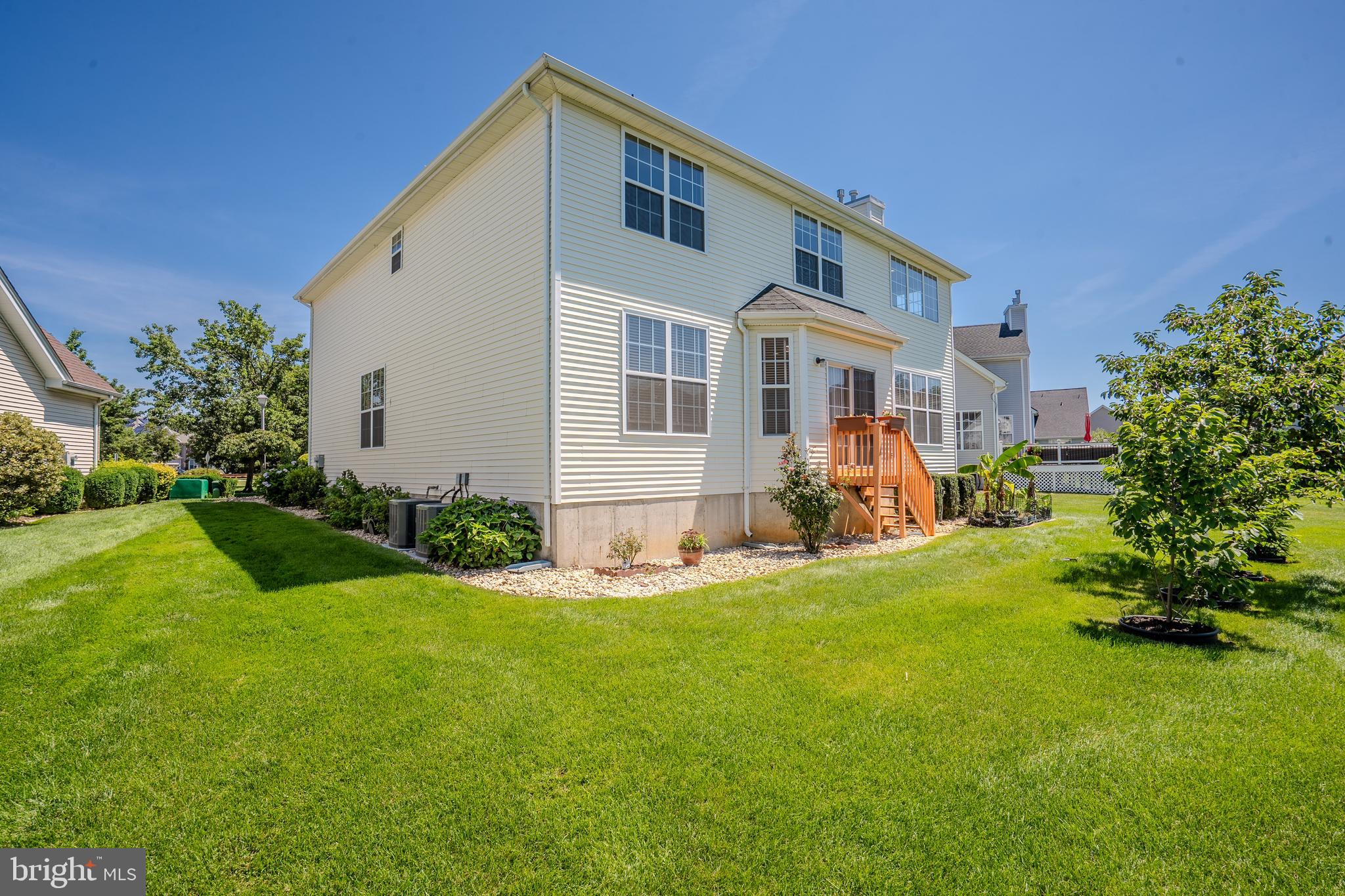 8 JUMPING BROOK COURT