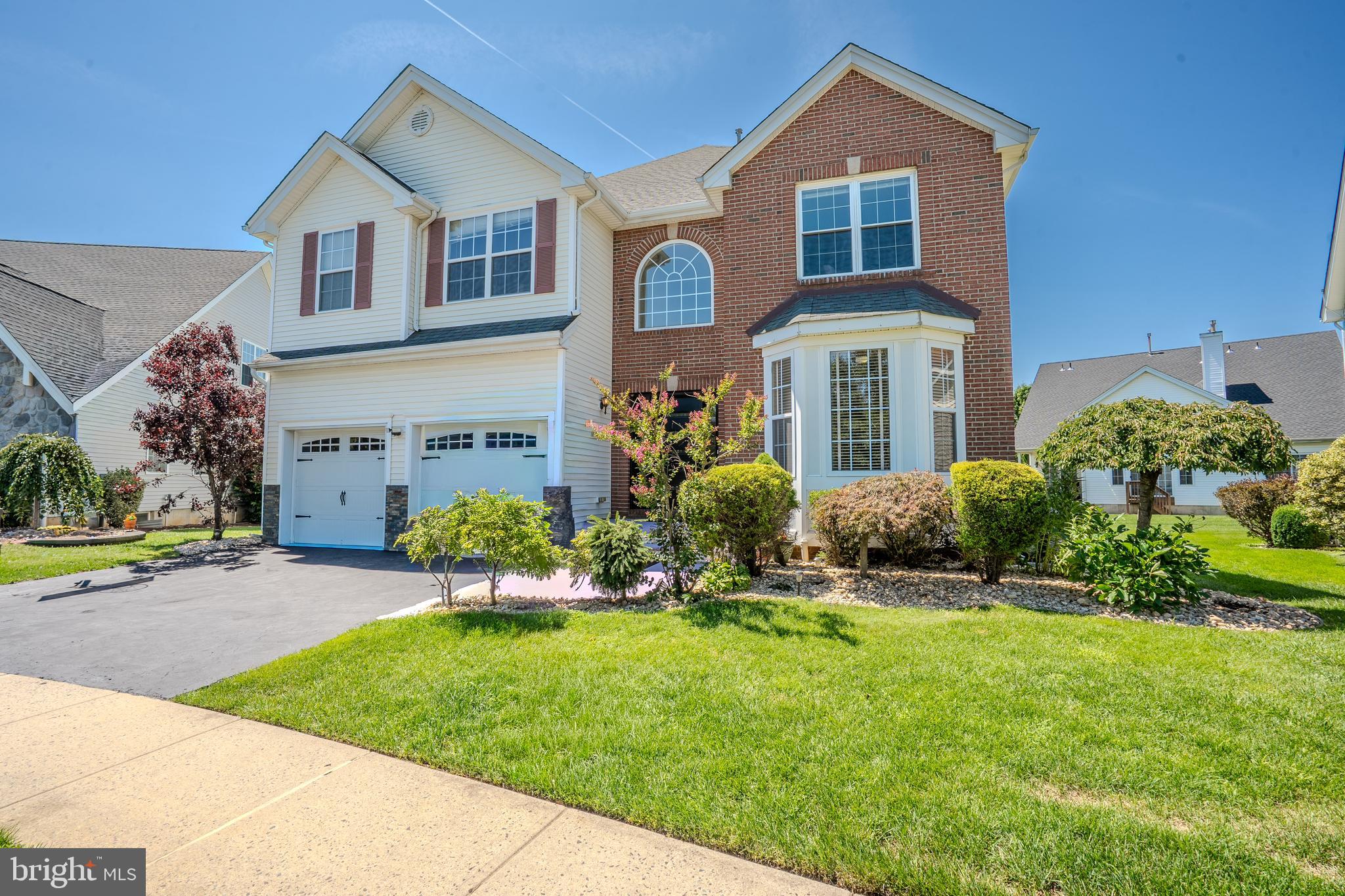 8 JUMPING BROOK COURT