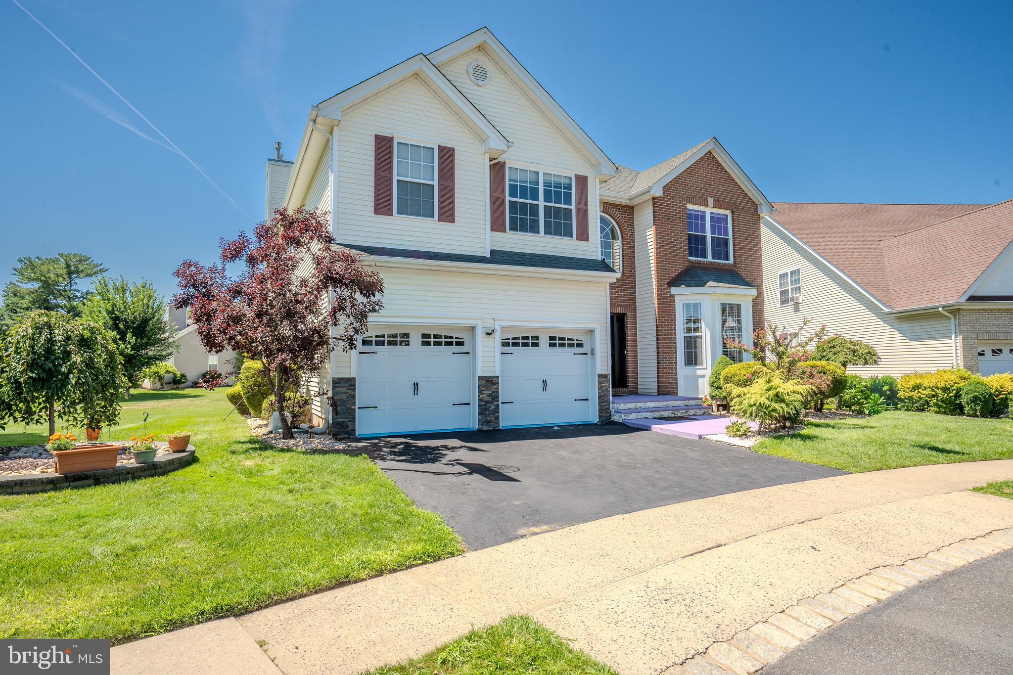 8 JUMPING BROOK COURT
