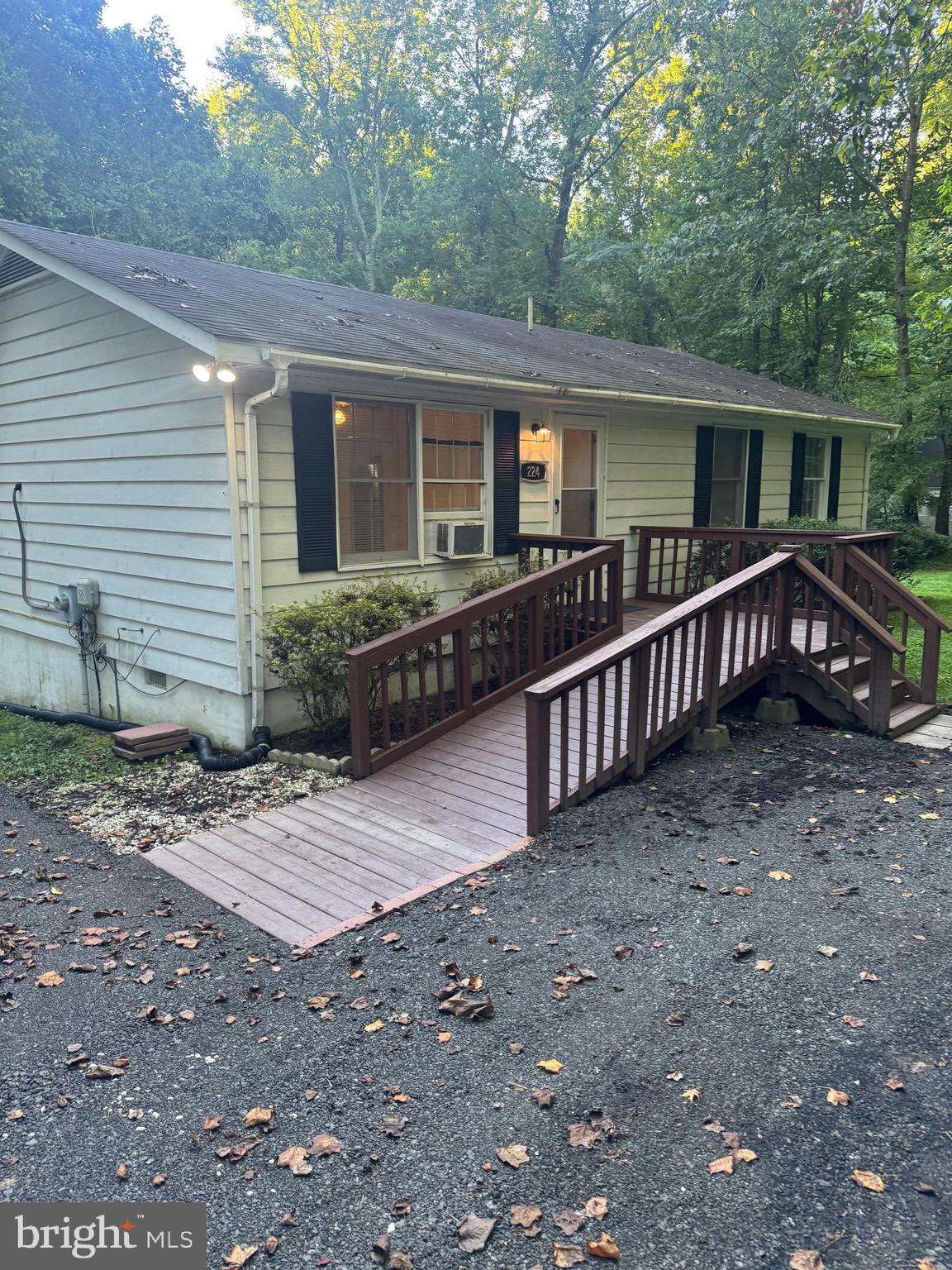 Move-in ready and refreshed, this 3-bedroom, 1-bath Prince Frederick home features an updated kitchen and bathroom, fresh paint throughout, and an included washer and dryer. The functional layout offers comfortable living areas and easy day-to-day flow. Step outside to a nice yard perfect for unwinding or weekend projects.
Rent Spree Application Link https://apply.link/ok7WCWs