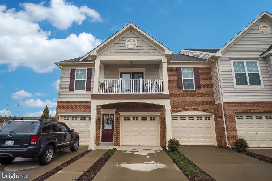 Amazing and Beautiful Condo. A Big 1,452 sq. ft. finished Condo with 2 Bedrooms, 2 Baths, Kitchen with Stainless Steel Appliances Granite Countertop, Beautiful Back Splash. Wood Floors, Ceramic Tile In Master Bath. Large Open Floor Plan with Hardwood Floors and 9' Ceilings 3 Ceiling Fans. One Car Garage, Plenty of Visitor Parking. A little over 2 miles to I95. Close to Stafford Market Place, 2 miles to Jeff Rouse Swim and Sport Center. Owner is Real Estate Agent. Must see.