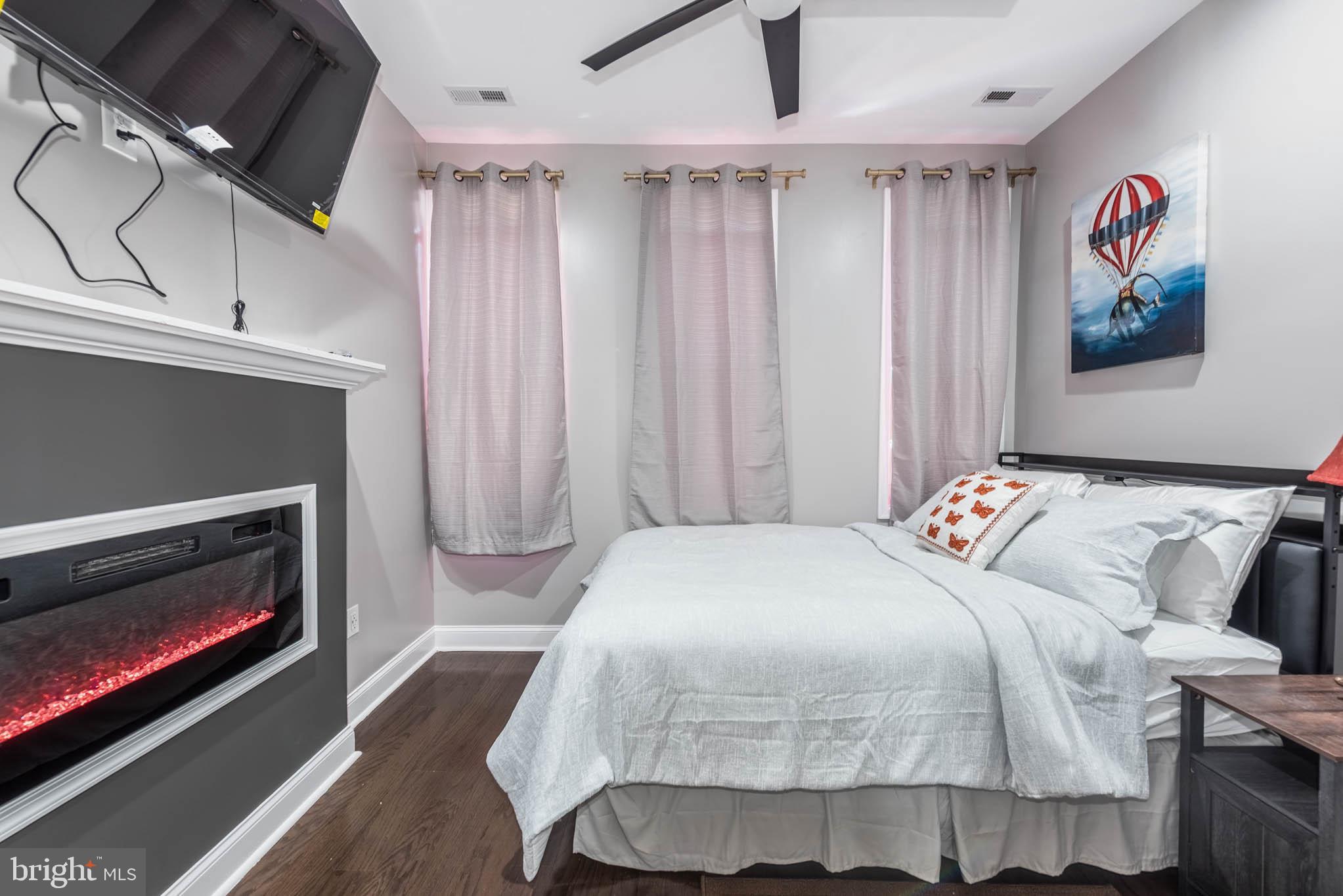 HOLLINS MARKET - Residential