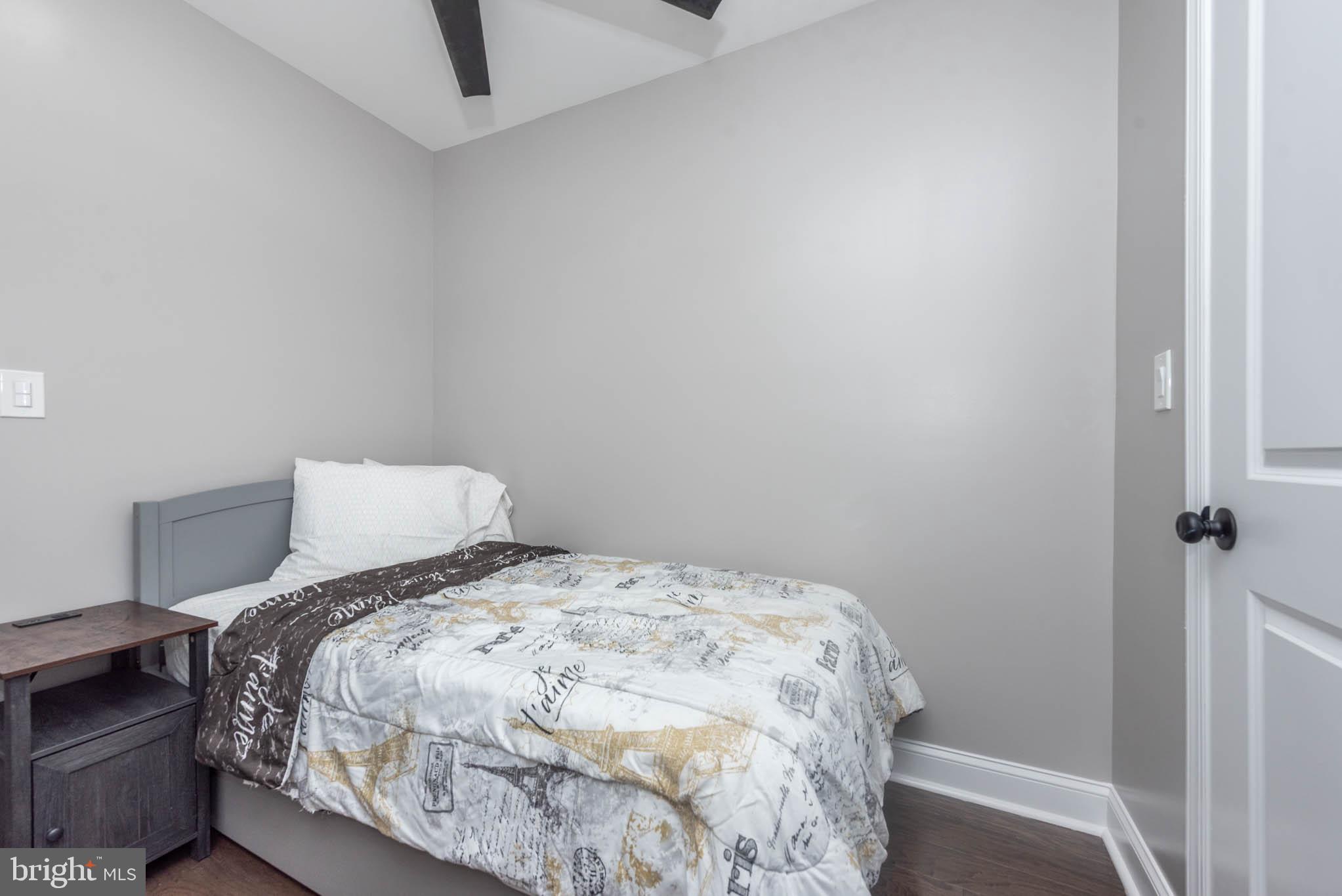 HOLLINS MARKET - Residential