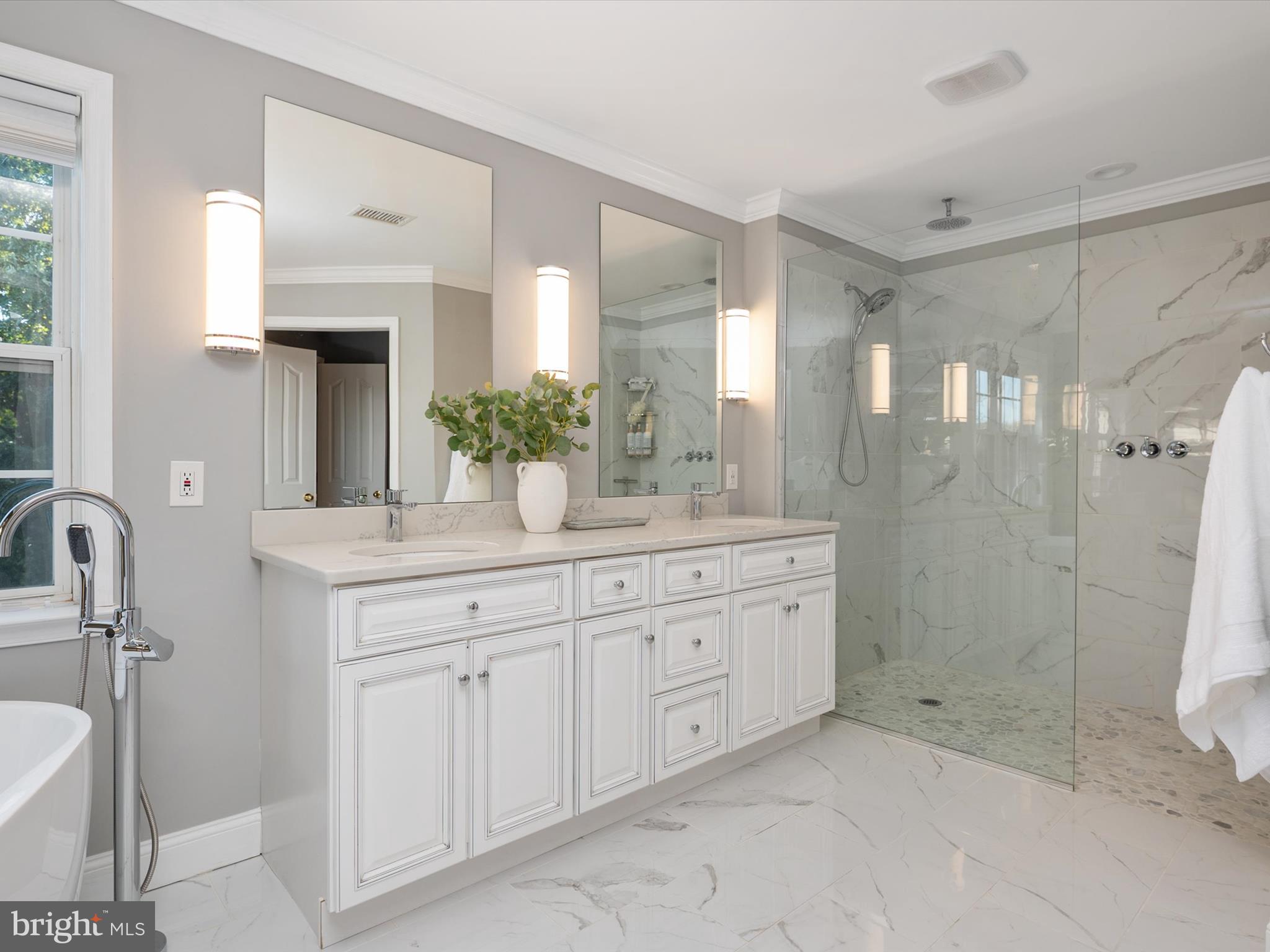 LYNDWOOD MANOR - Residential