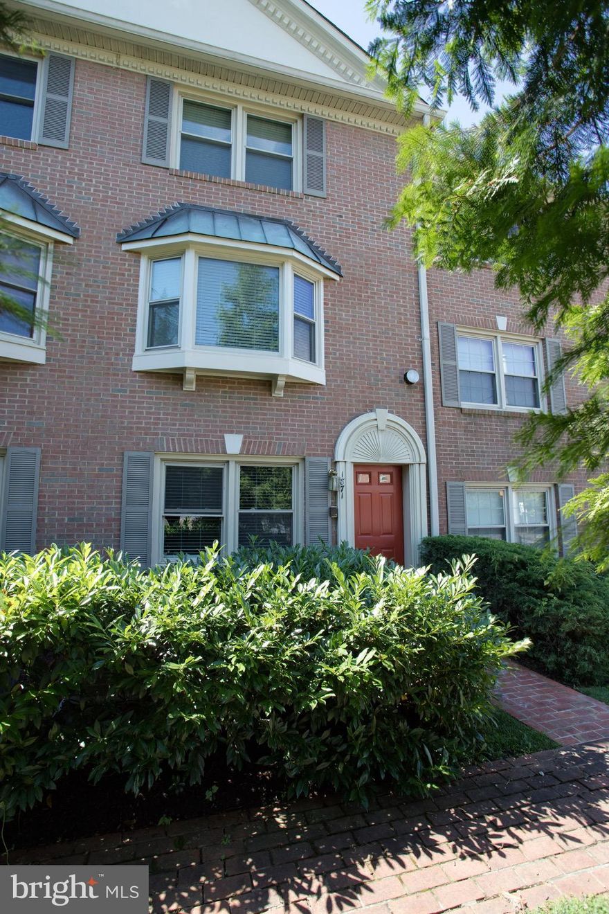 Beautiful 3 bedroom, 3.5 bathroom townhouse minutes from Courthouse Metro, shopping and dining. Entry level has 1 bedroom with ensuite full bathroom. Middle level has kitchen, dining room and living room with fireplace. Upper level has 2 bedrooms both with ensuite full bathrooms. Home has recently been updated. 1 car attached garage in rear of house. Available immediately!