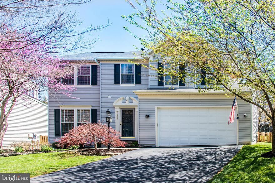 MUST SEE! Gorgeous SFH in Broadlands. Recently update Ktch w/ HUGE granite countertop, tons of cabinet space. Sep. Dining Room, Office w/ built in shelving, Fam Room w/ fireplace, huge fully fenced backyard w/ large deck. Large MST BD w/ sep shower & tub in MST BA. 3 additional BD's. Large Rec Room & Den in bsmt. Walk 2 dining & shopping. Close to Rt. 7 & 28. Less than 1 mile to Dulles Greenway!