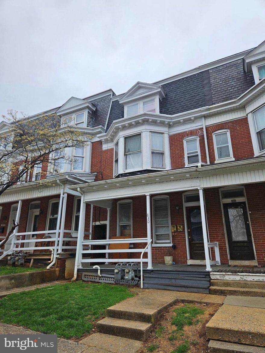 Professionally managed 2 unit on the west side of York. Seperate utilities with tenants paying gas and electric. Property shows around  an 8% return with updated systems. This investment is ready to be added to your portfolio, Or start your investment career.  This 2 family home would make a great owner occupied unit as well. 828 W. Locust is also for sale and can be purchase together at a discount.