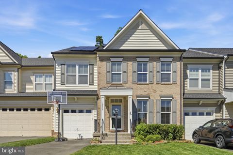 Photo of 12034 Lake Dorian Drive, BRISTOW, VA 20136 (MLS # VAPW2120874)