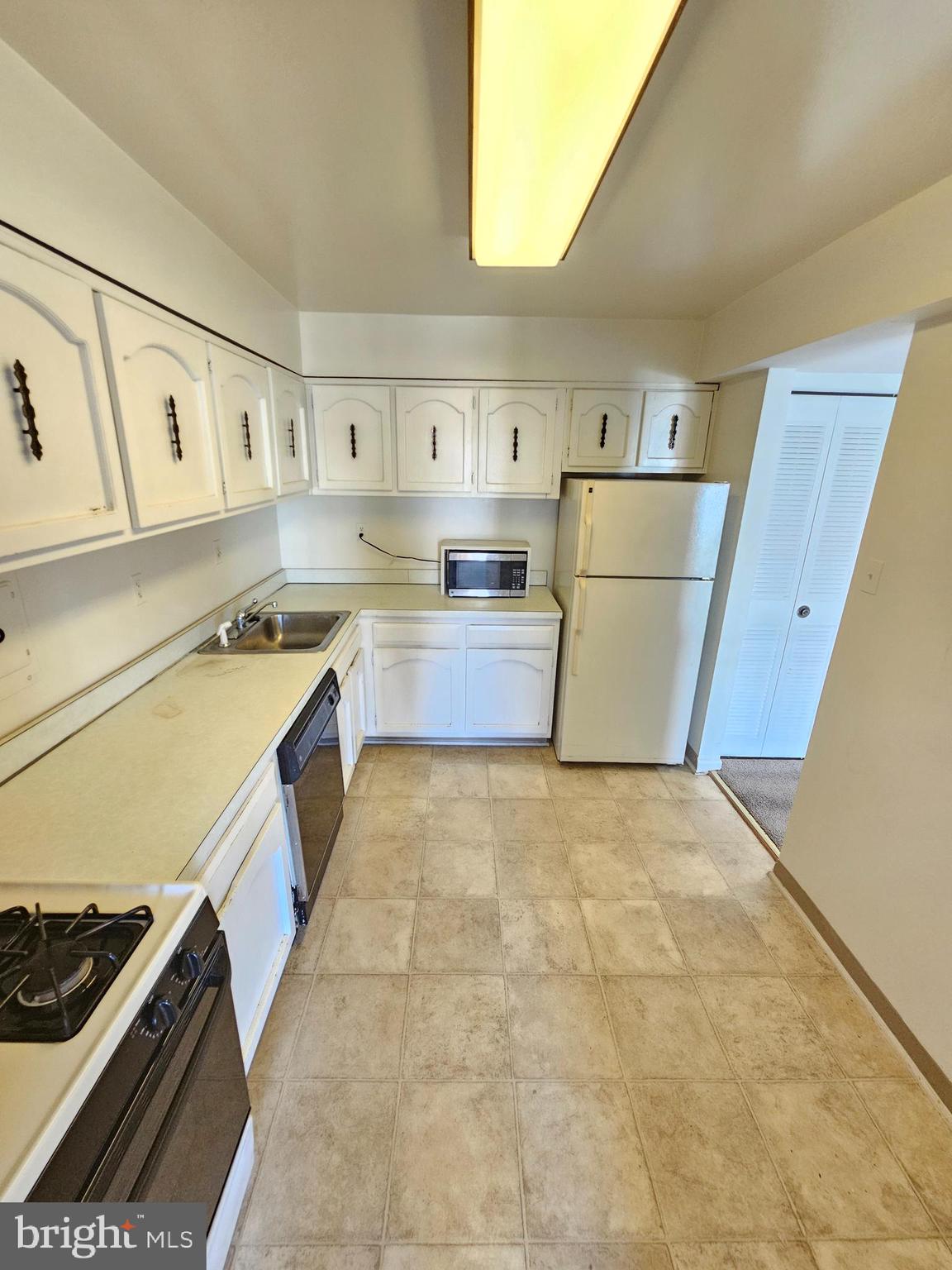 AMERICANA CENTRE - Residential Lease