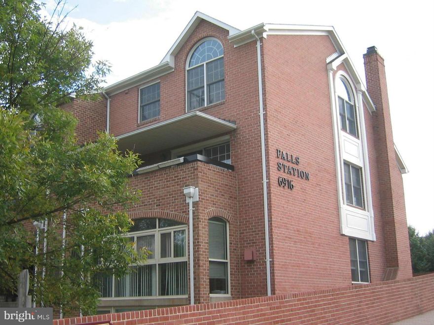 WALK TO METRO - ORANGE / SILVER LINE Arlington-East Falls Church! Bright large BRICK END-UNIT!  2 large master brs (HUGE MASTER SUITE  is 24' x 12' w/ 2 Palladian windows, gas fp, built-ins, walk-in closet & lux bath). Nearly 1,400 sf., 2 fireplaces, vaulted ceilings, 2 prking spaces, 1 blk to W&OD trail. Avail late Jul or 8/1 *Rent $2,500/mo 2-year lease, OR $2,600/mo 1-year lease.*  Owner/agent.