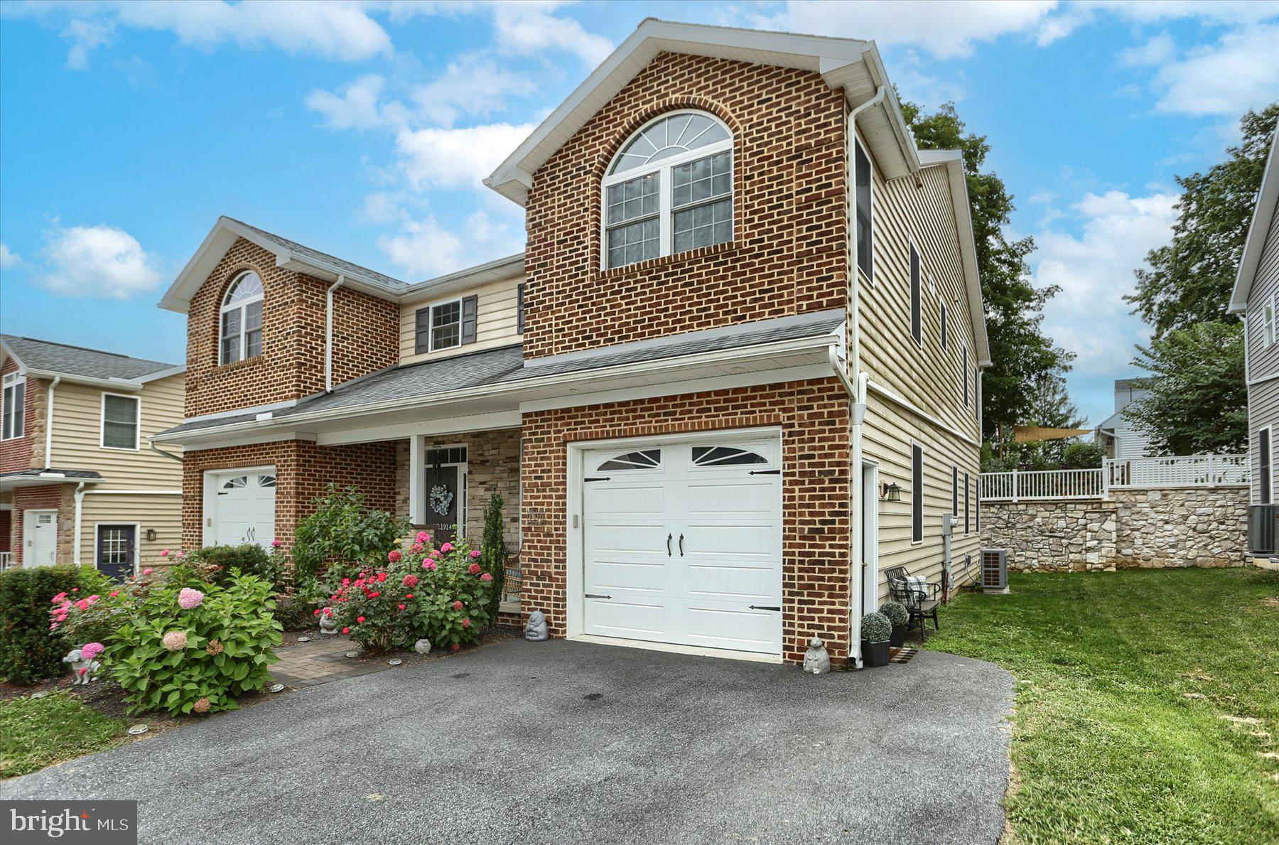 HONEYSUCKLE LANE - Residential