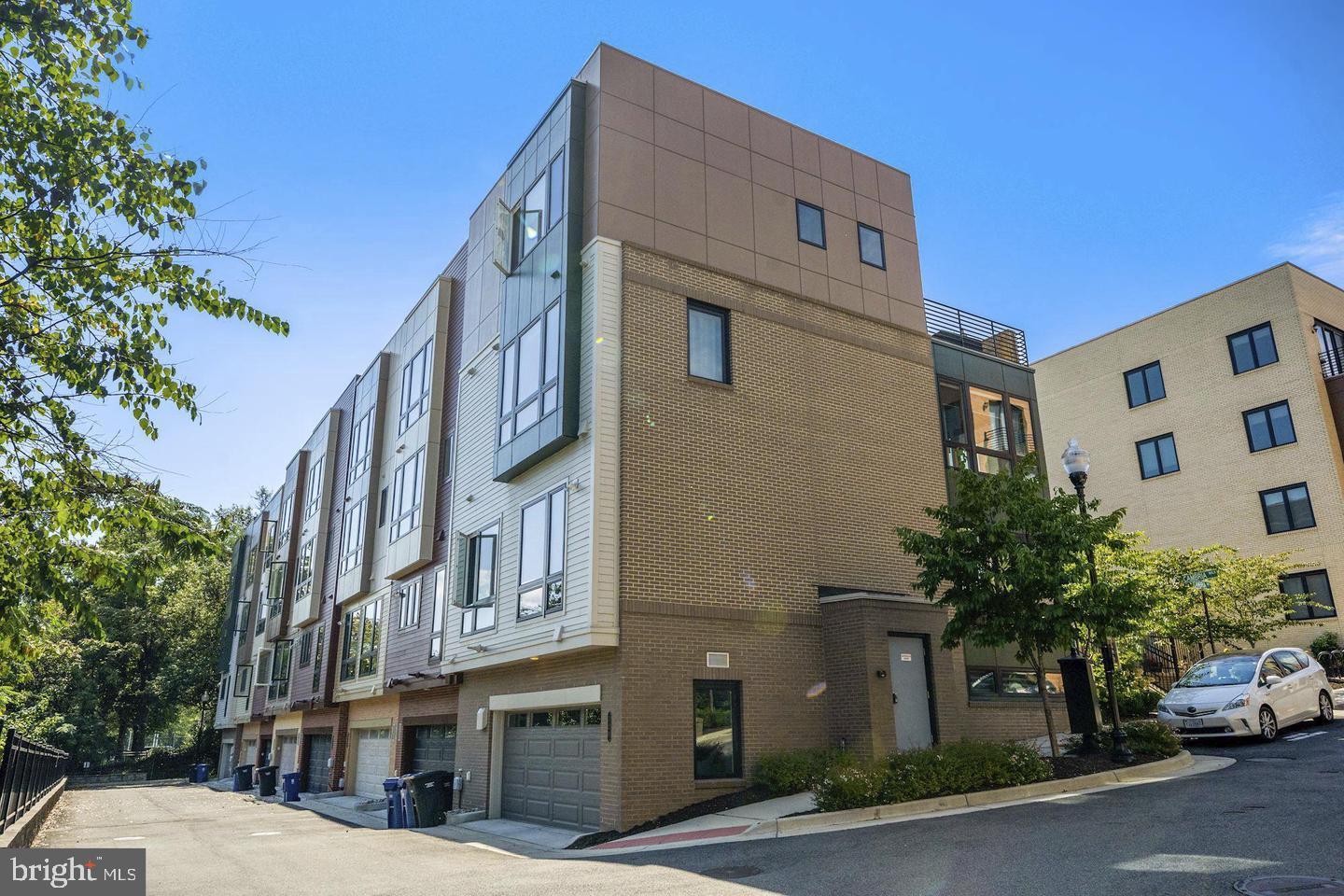 CAMBRIA SQUARE - Residential Lease