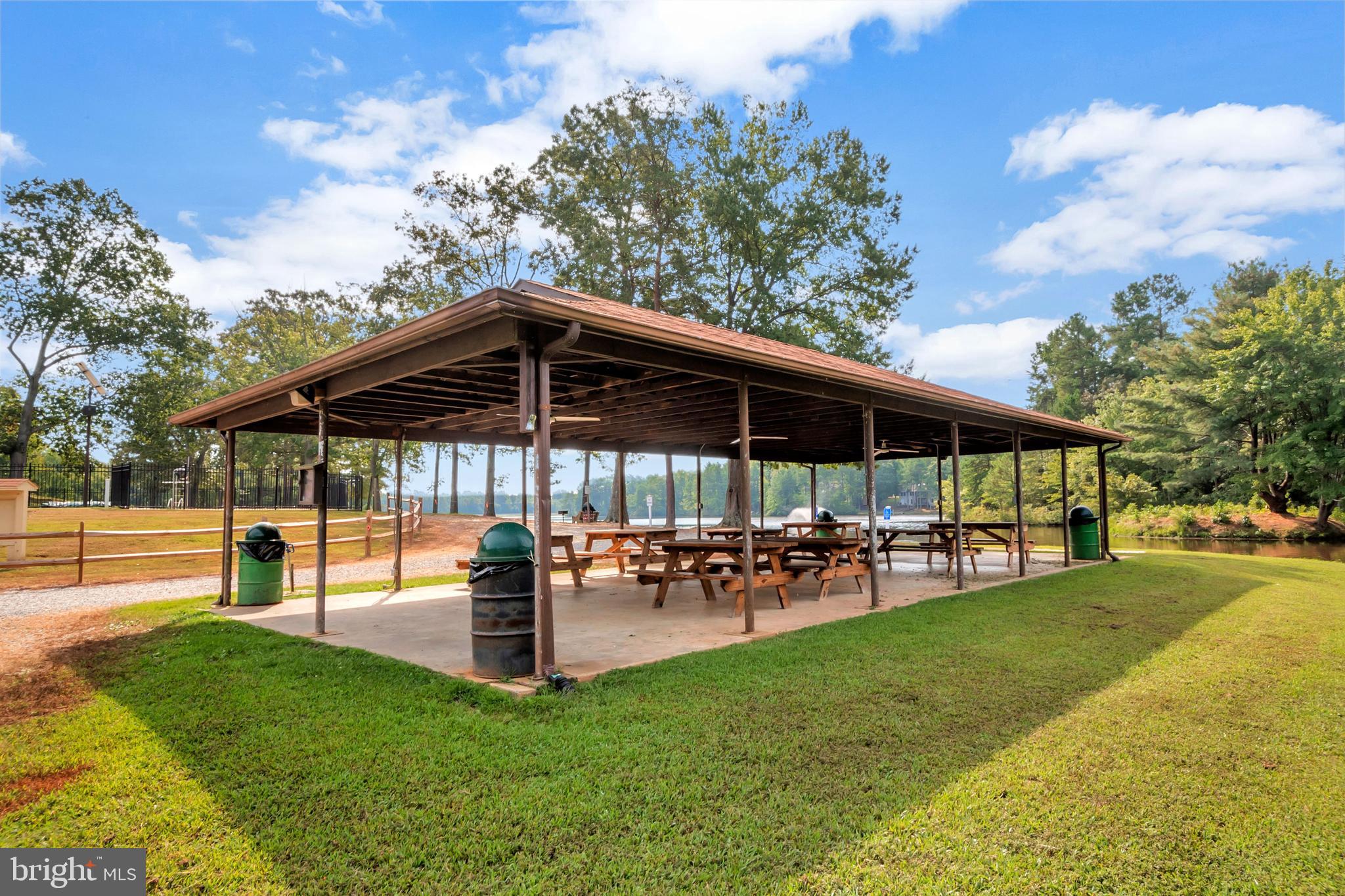 LAKE LAND OR - Residential