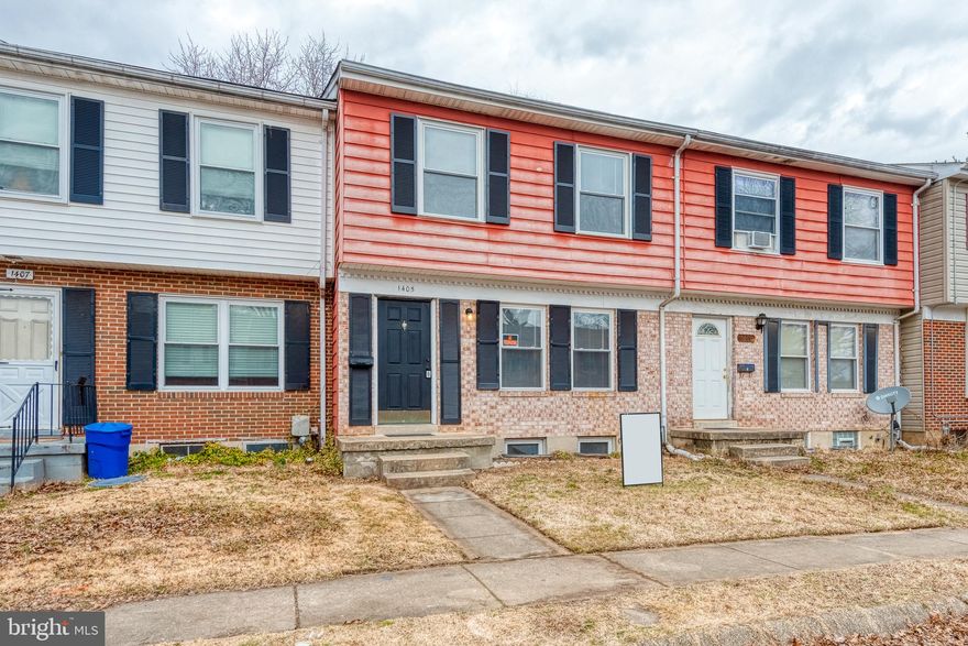 READY FOR IMMEDIATE OCCUPANCY!   3 BEDROOM, 1 FULL , 2 HALF BATH TOWNHOME--OPEN LIVING ROOM--UPDATED KITCHEN WITH PLENTY OF CABINET SPACE--MASTER BEDROOM WITH MASTER BATH--FINISHED LOWER LEVEL WITH PLENTY OF STORAGE--FENCED REAR YARD AND SO MUCH MORE!