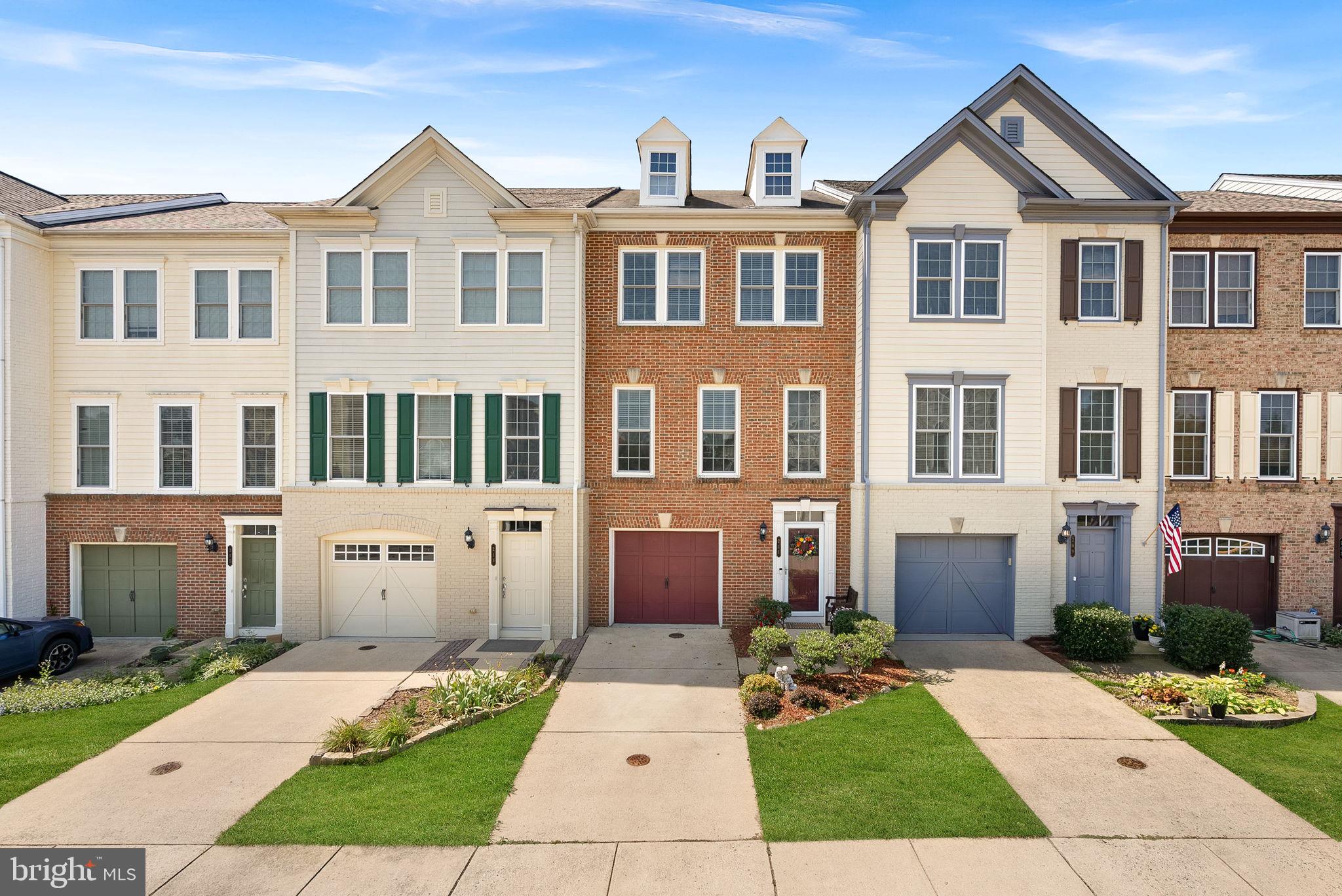 Photo 1 of 39 — 211 GREAT LAUREL SQUARE SE, LEESBURG, VA 20175