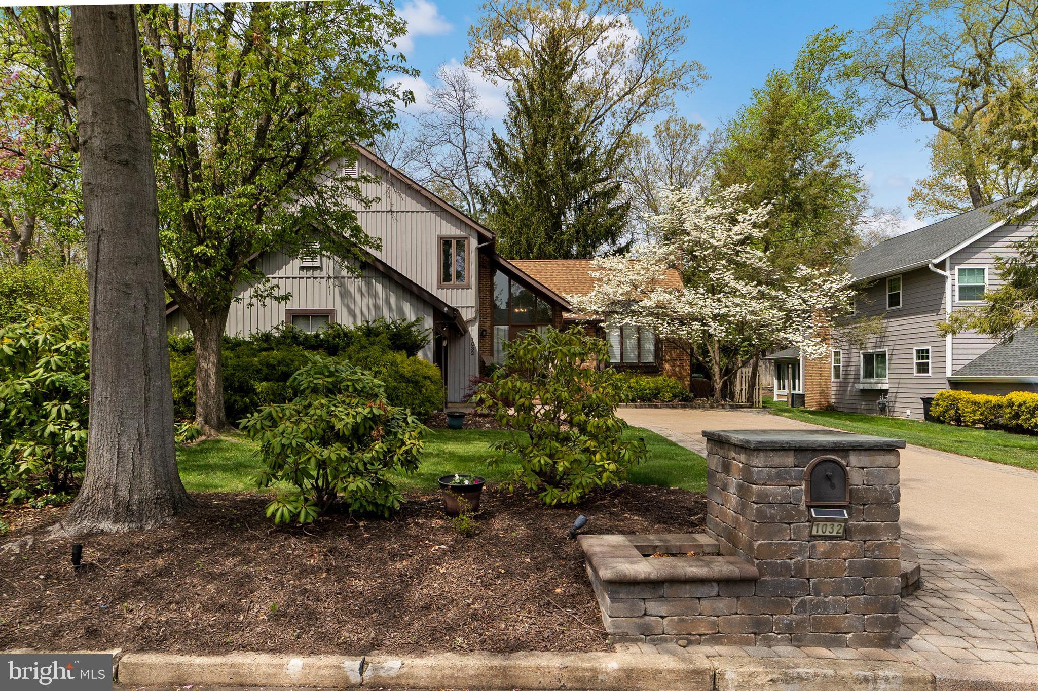 1032 RED OAK DRIVE