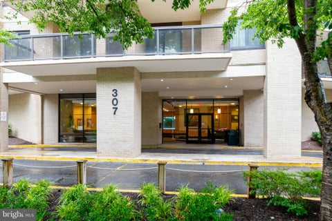 Photo of 307 Yoakum Parkway #512, ALEXANDRIA, VA 22304 (MLS # VAAX2063366)