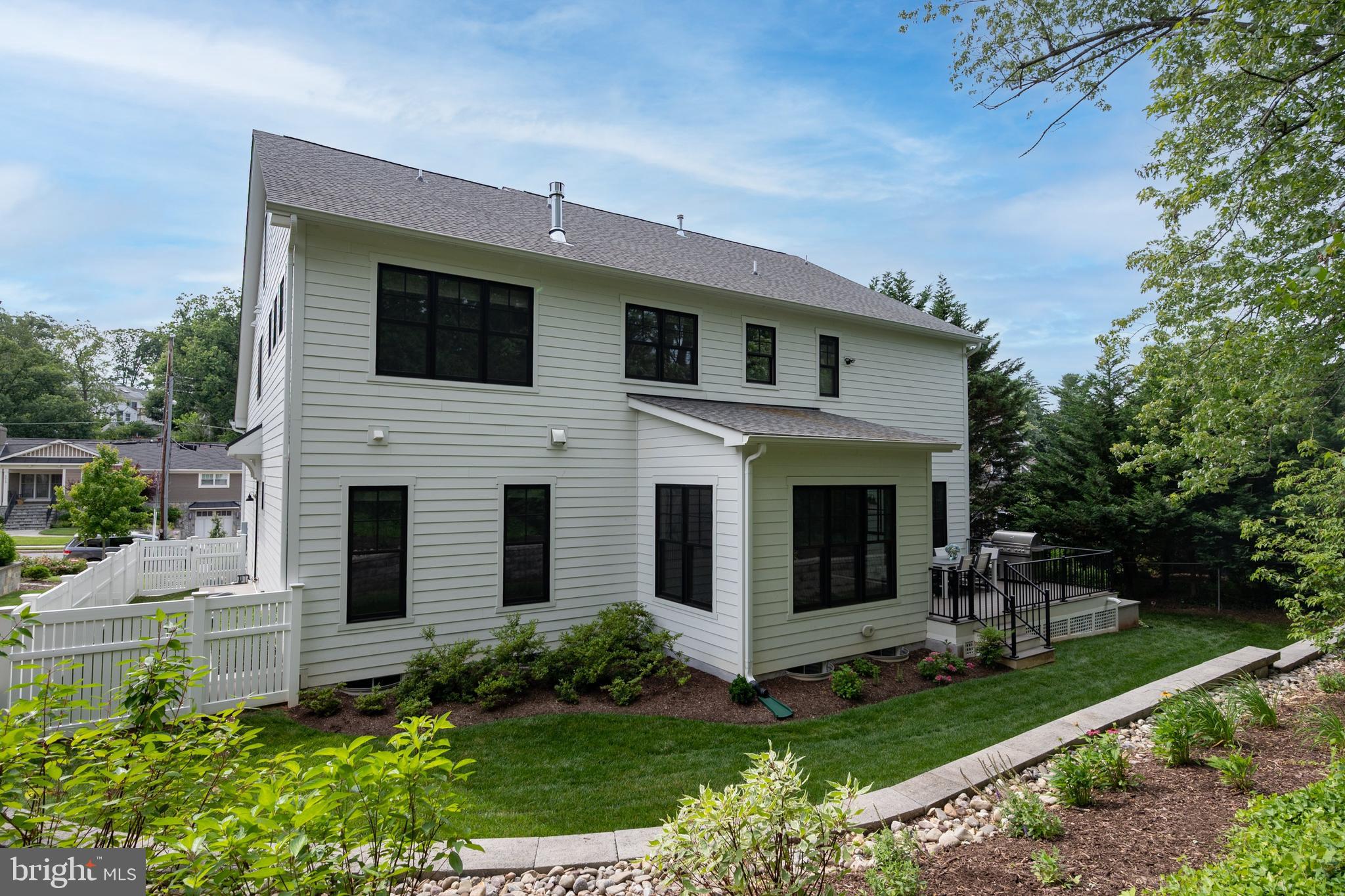 CRESCENT HILLS - Residential