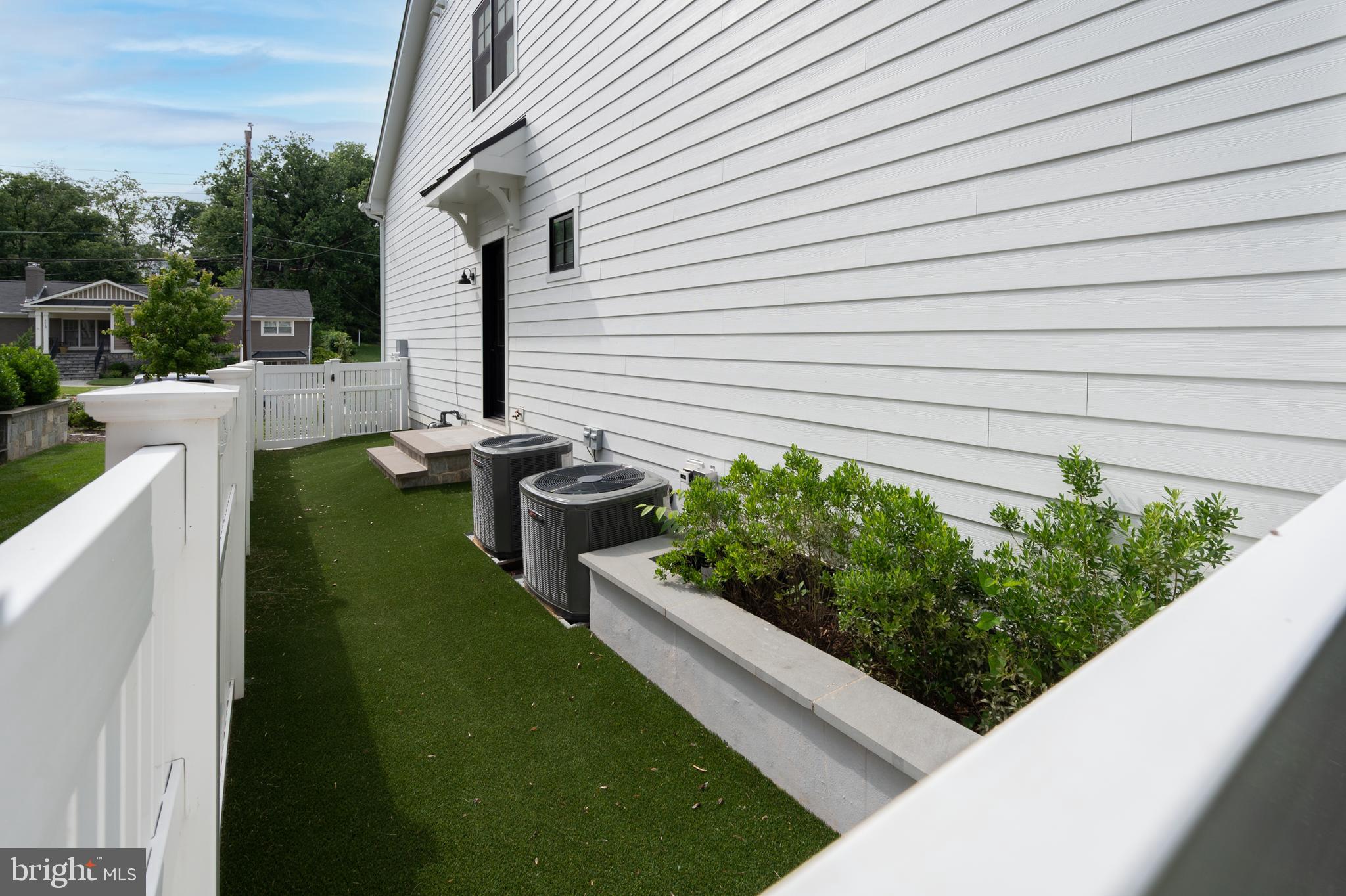 CRESCENT HILLS - Residential