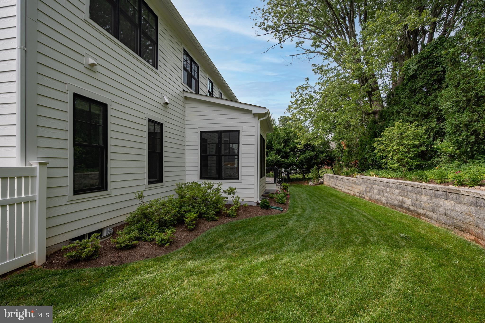 CRESCENT HILLS - Residential