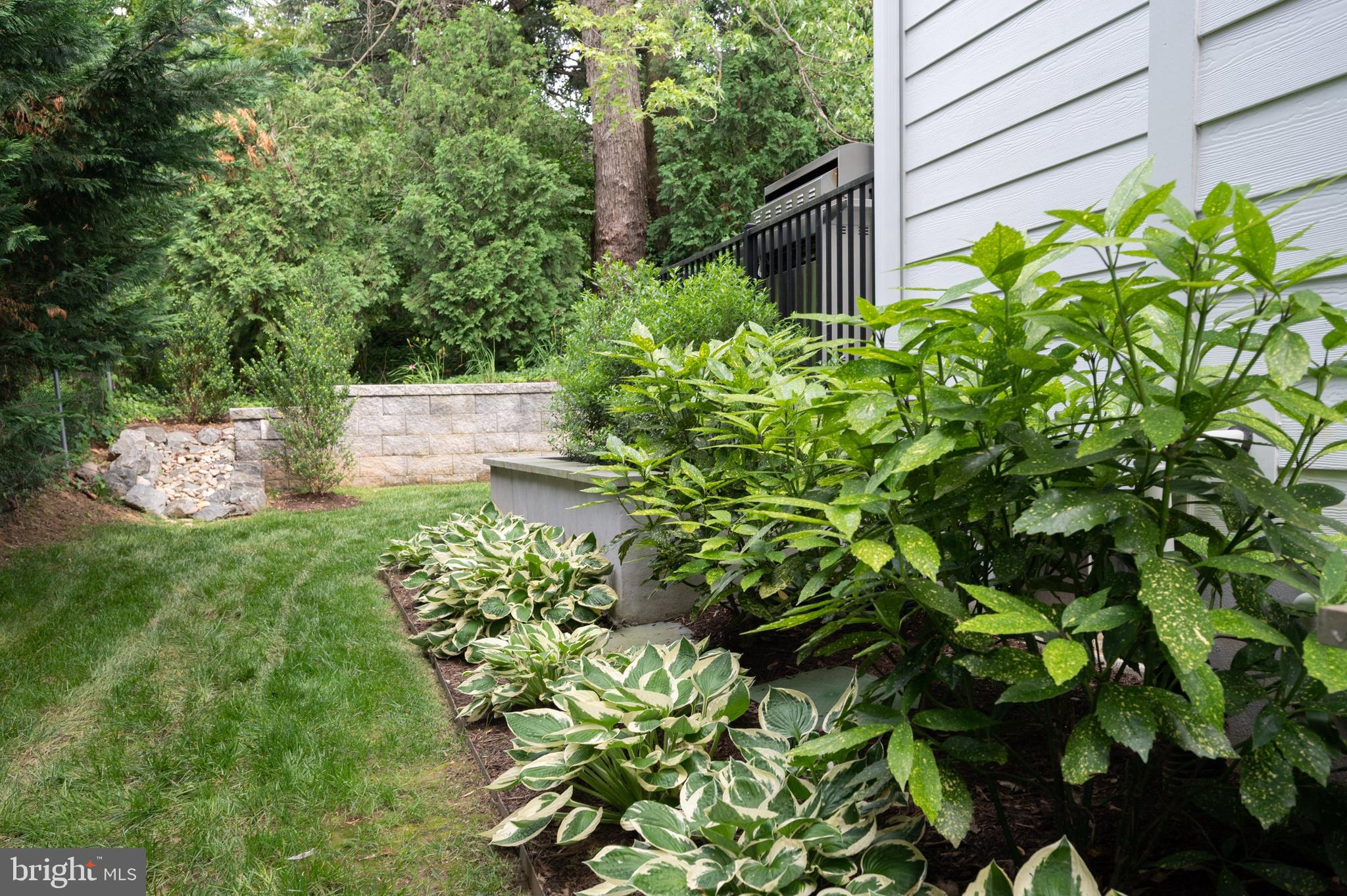 CRESCENT HILLS - Residential