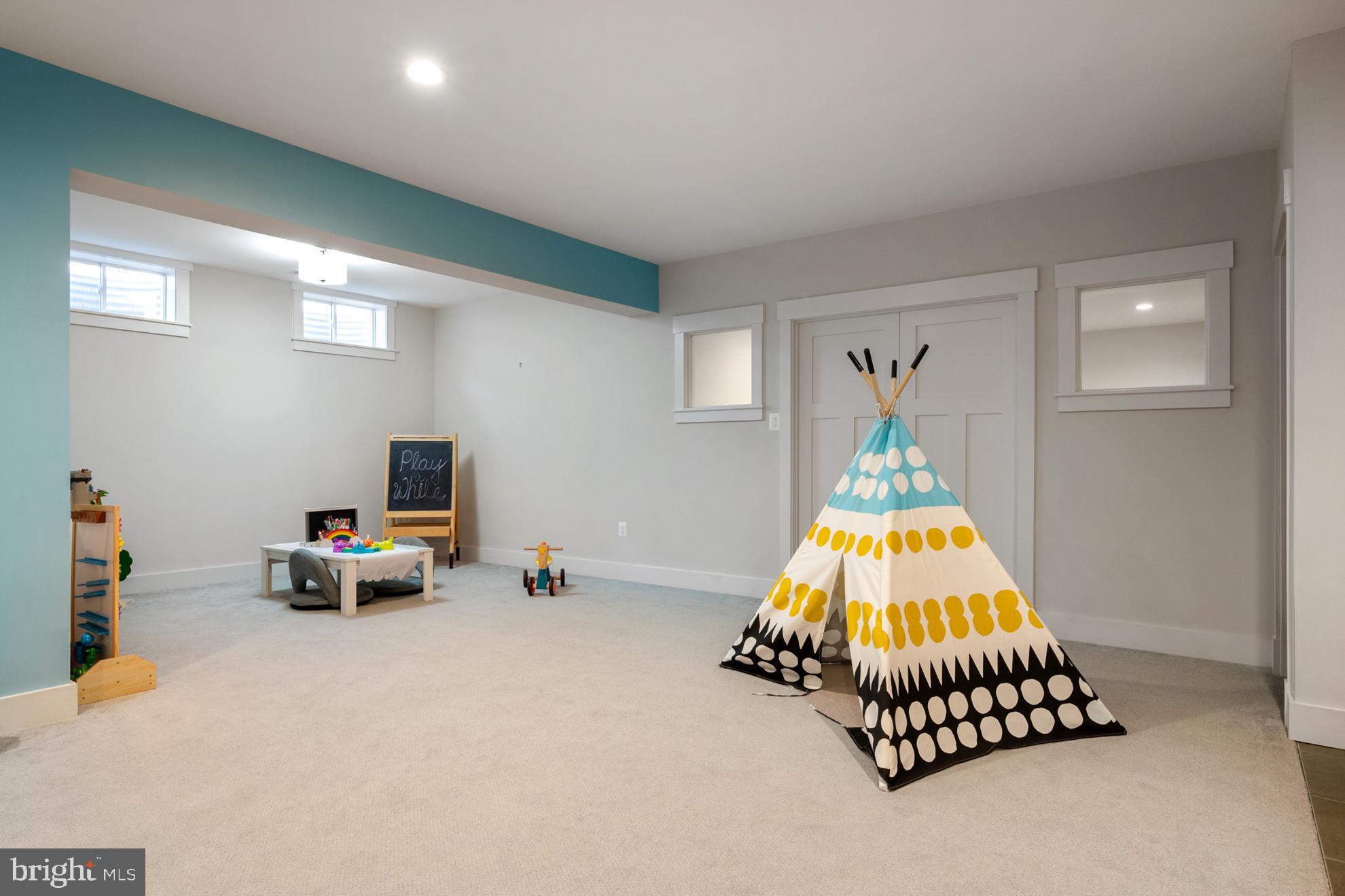 CRESCENT HILLS - Residential