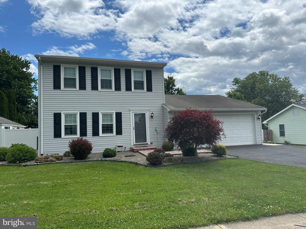 Photo of 588 Mulberry Street, ELIZABETHTOWN, PA 17022 (MLS # PALA2089064)