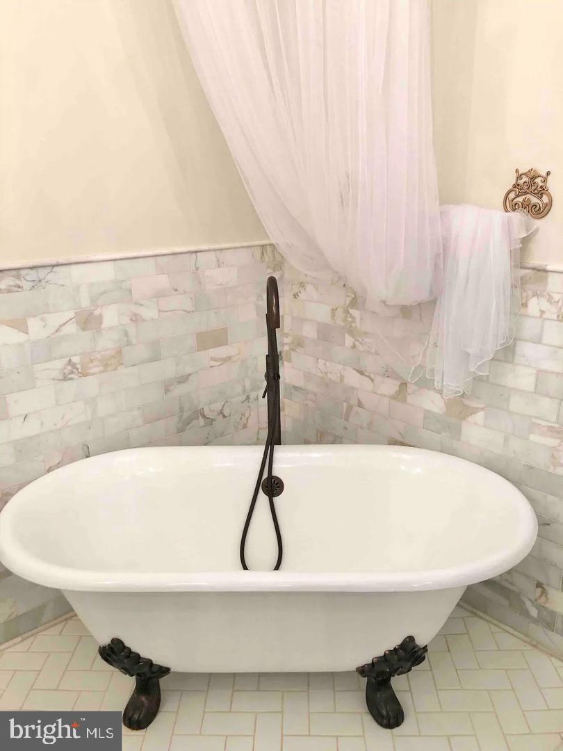 COURTHOUSE SQUARE - Residential