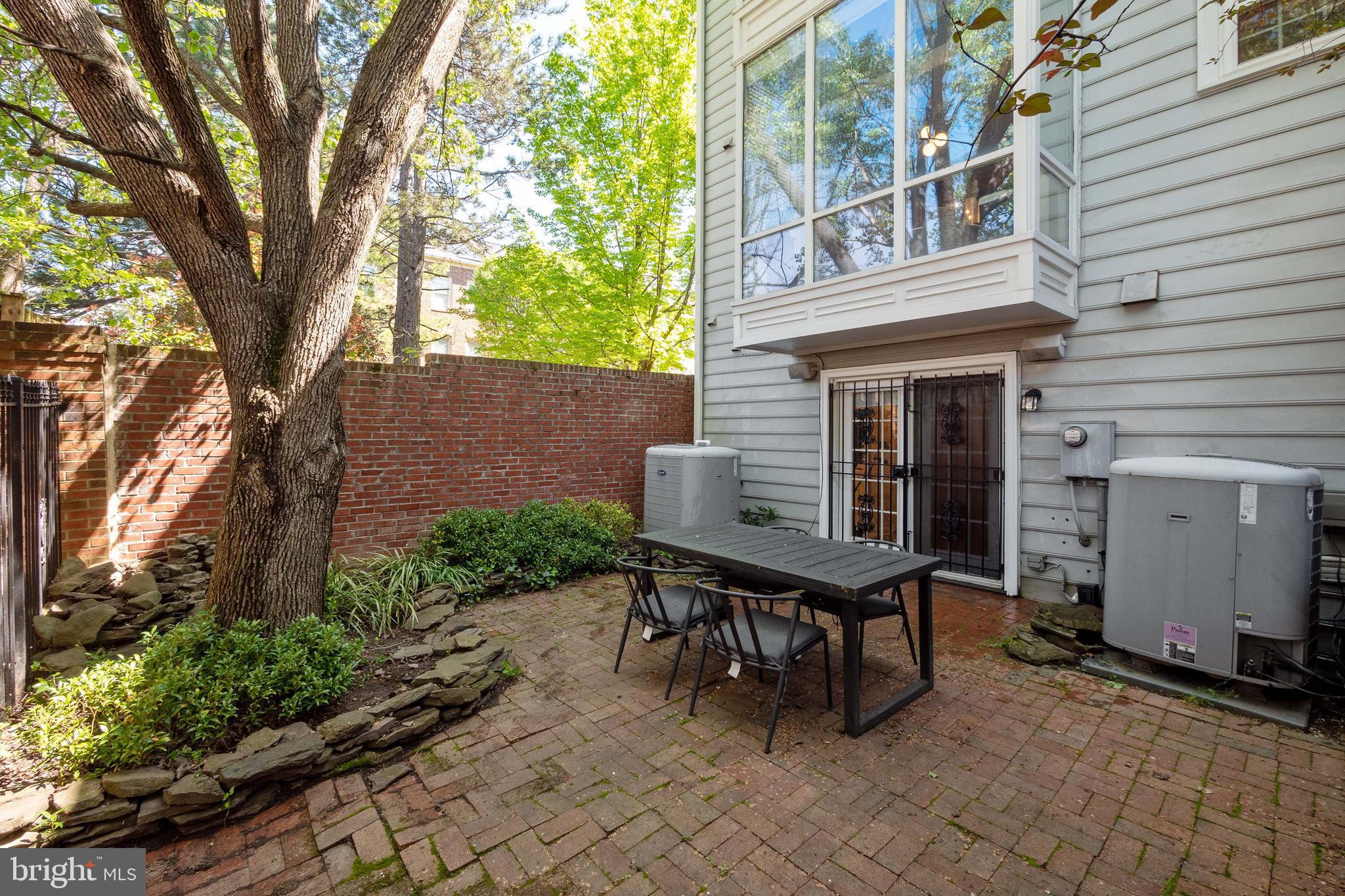 COURTHOUSE SQUARE - Residential