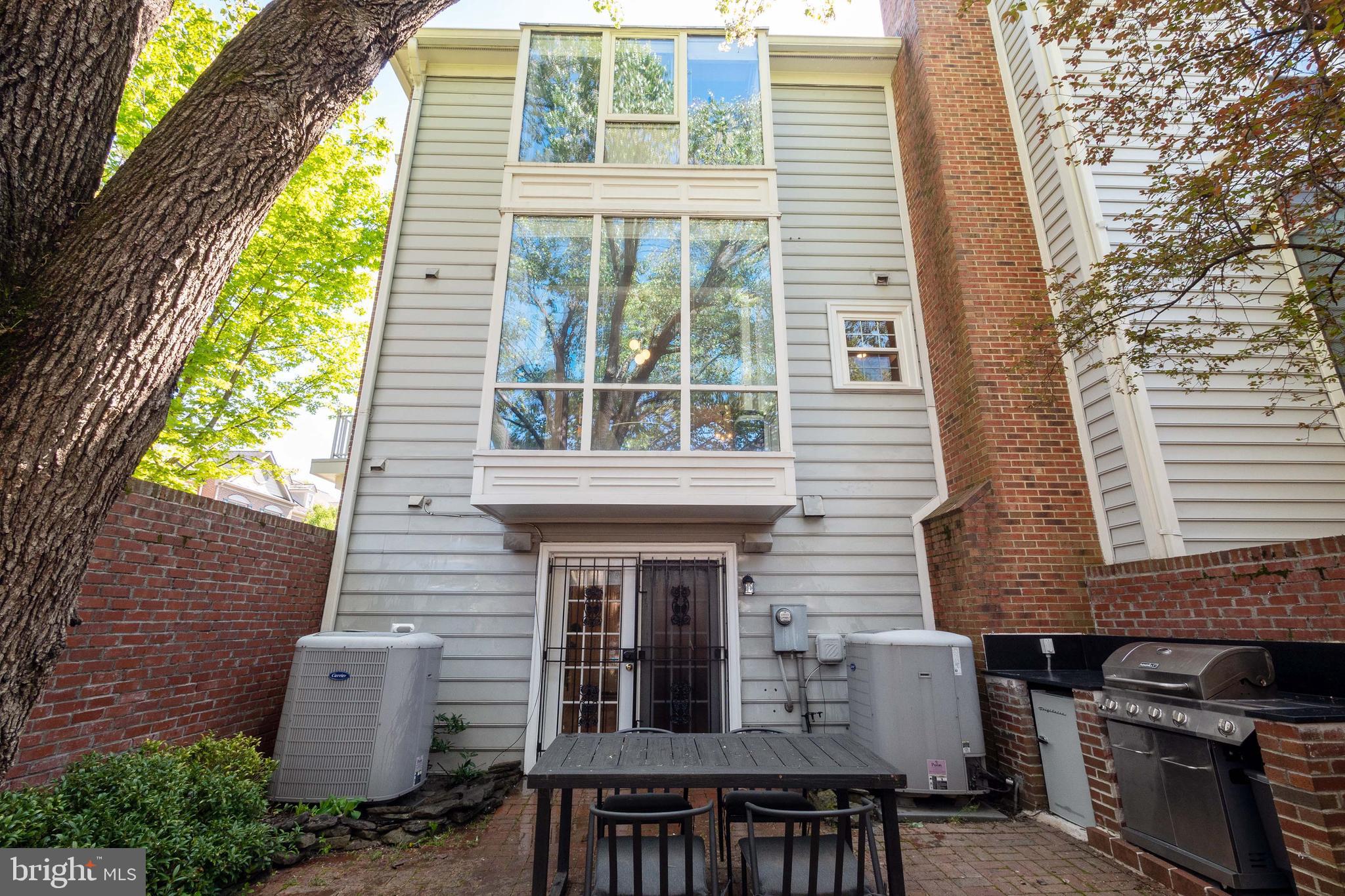 COURTHOUSE SQUARE - Residential