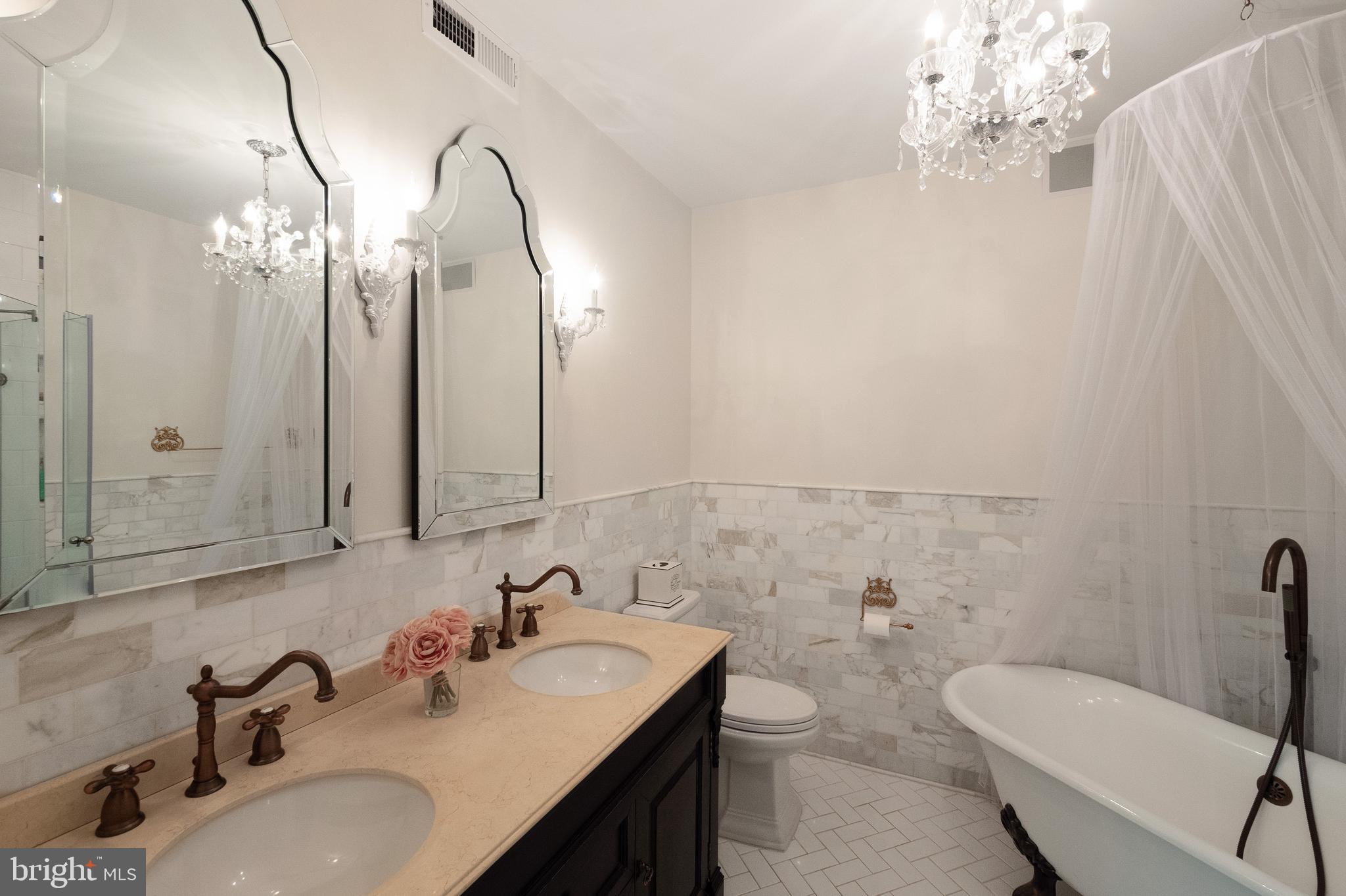 COURTHOUSE SQUARE - Residential