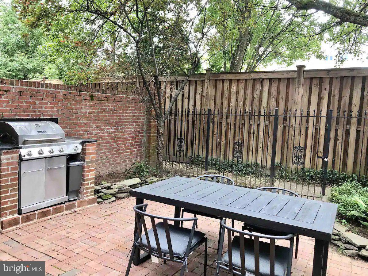 COURTHOUSE SQUARE - Residential