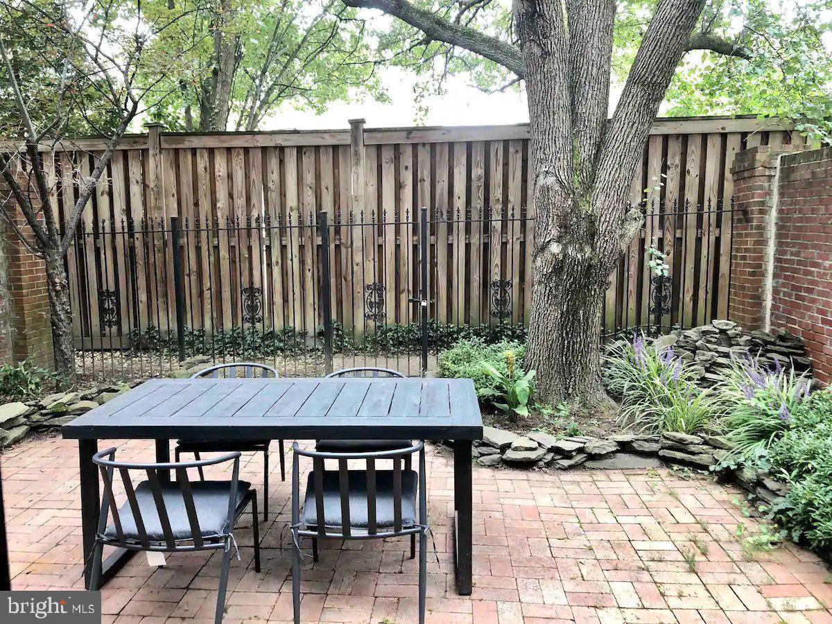 COURTHOUSE SQUARE - Residential