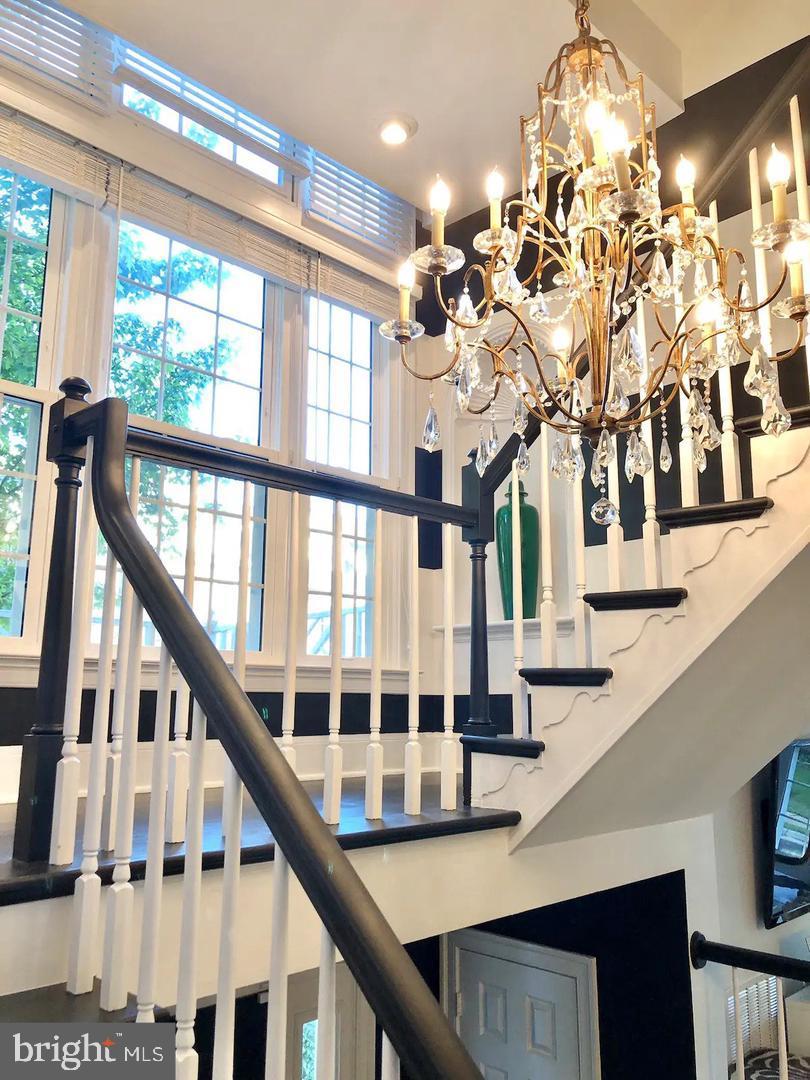 COURTHOUSE SQUARE - Residential