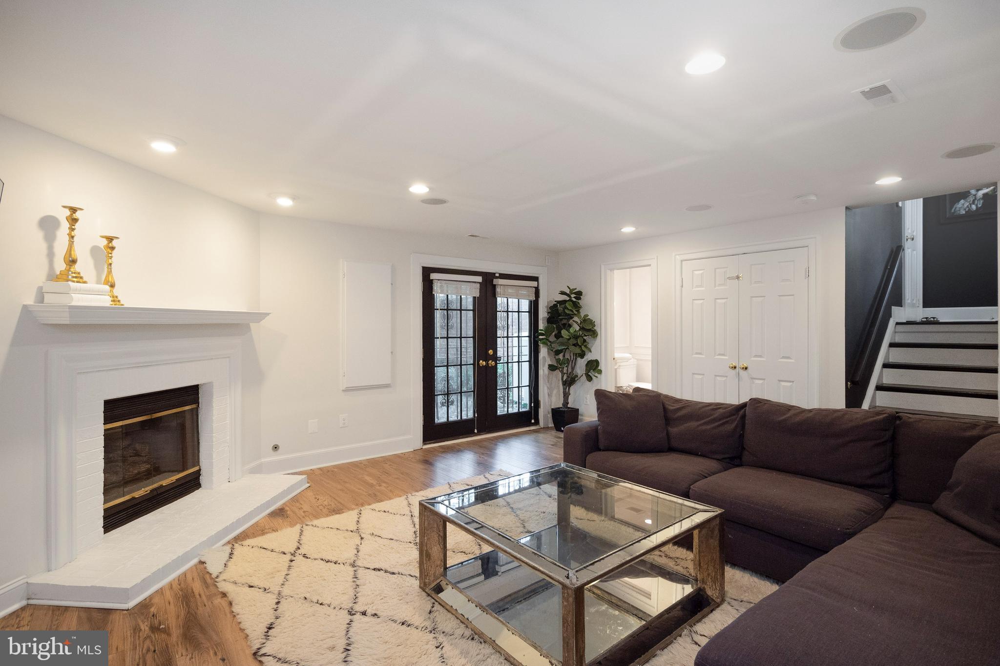 COURTHOUSE SQUARE - Residential